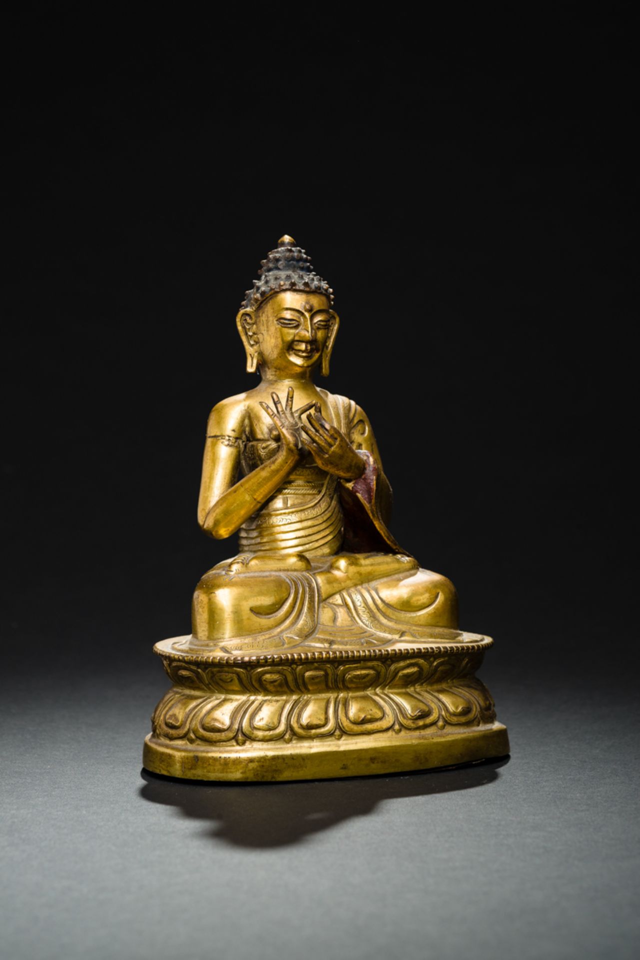 DER PREDIGENDE BUDDHA SHAKYAMUNIFeuervergoldete Bronze. Sinotibetisch, Qing-Dynastie, fr. 19. Jh.In