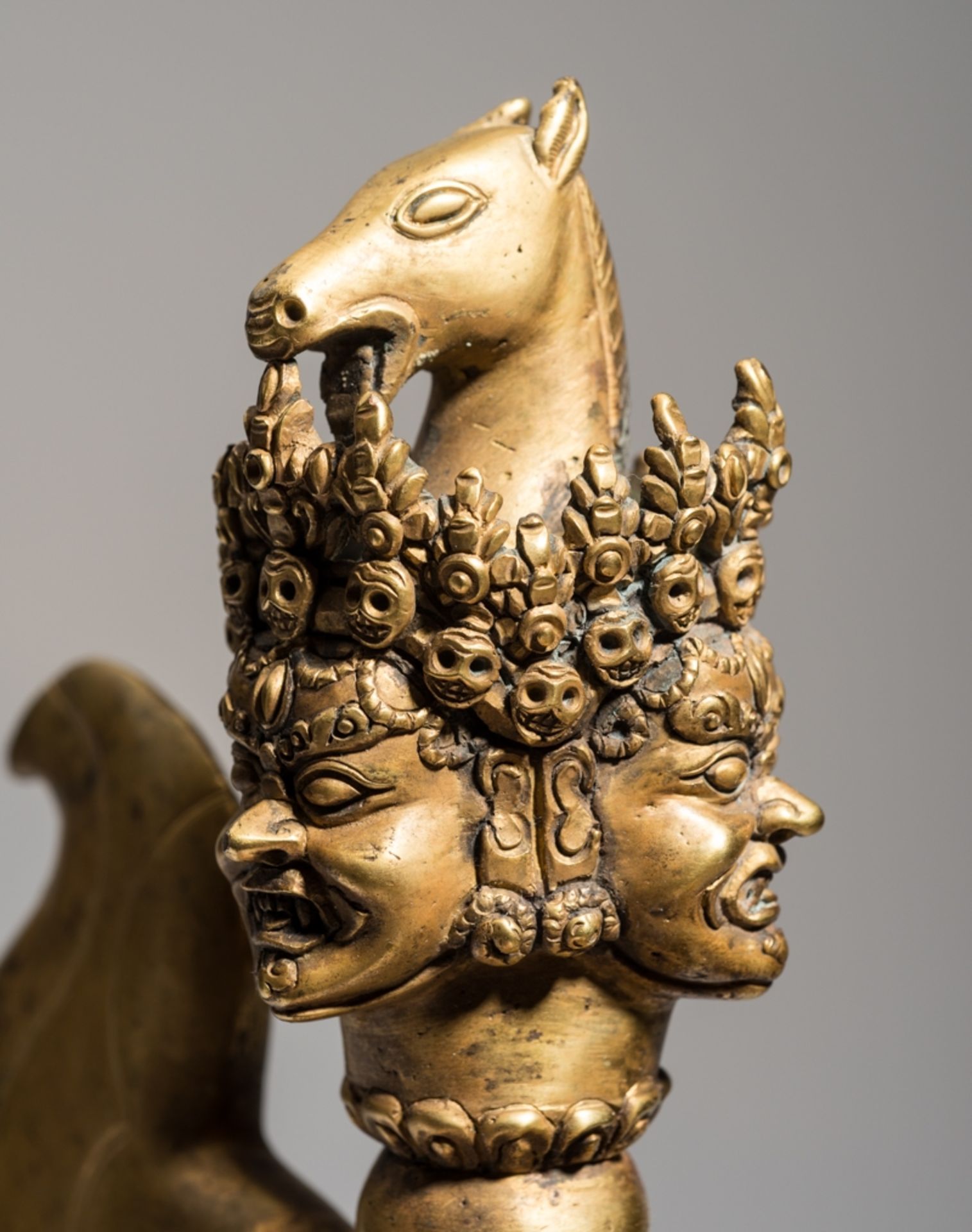 VAJRAKILA + HACKMESSERFeuervergoldete Bronze. Tibet, vermutl. 19. Jh.Schweres Charakterstück, eine - Bild 2 aus 4