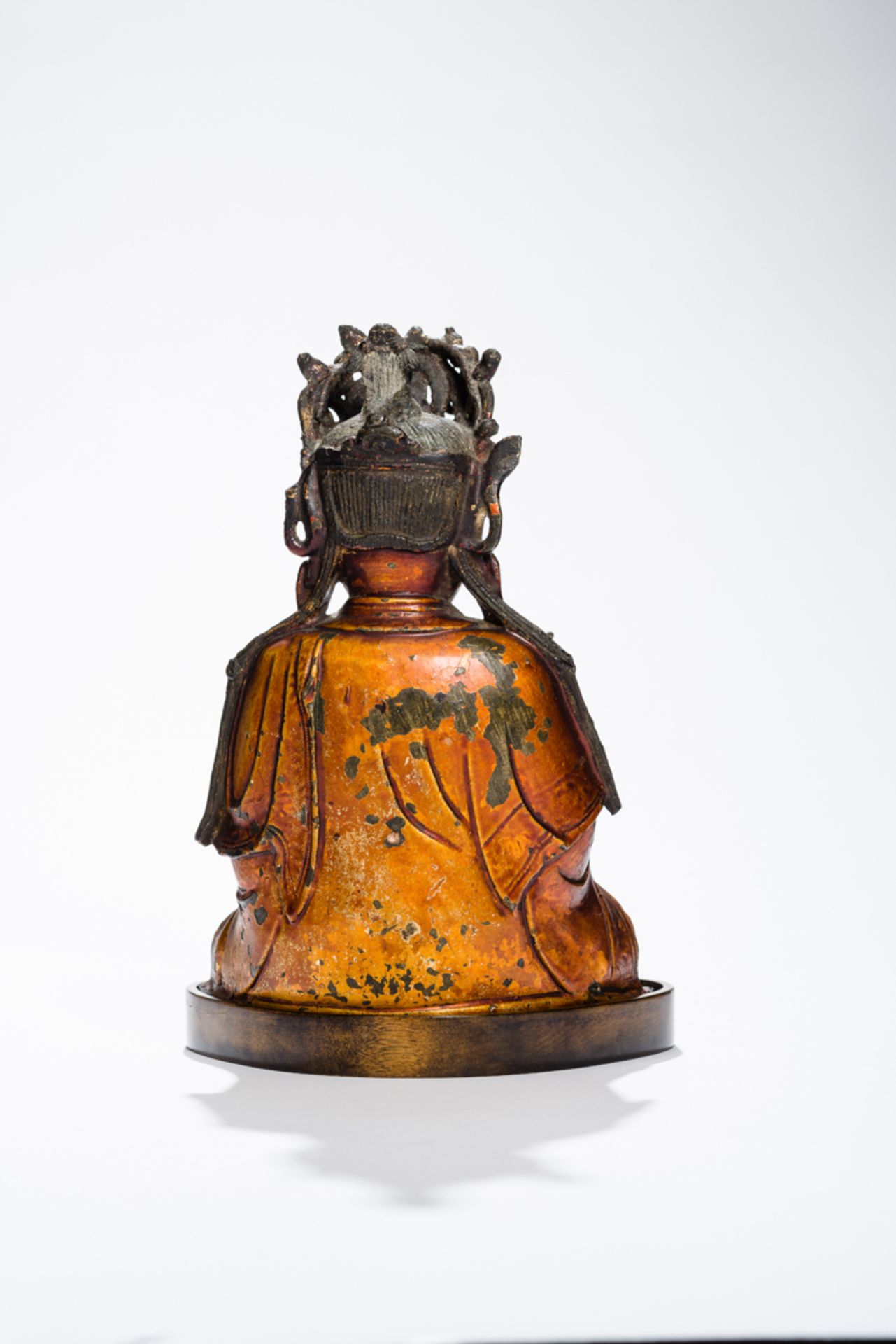 DIE GÖTTIN GUANYINBronze mit Vergoldung. China, Ming-Dynastie, ca. 17. Jh.Sie dürfte die meist - Bild 4 aus 5