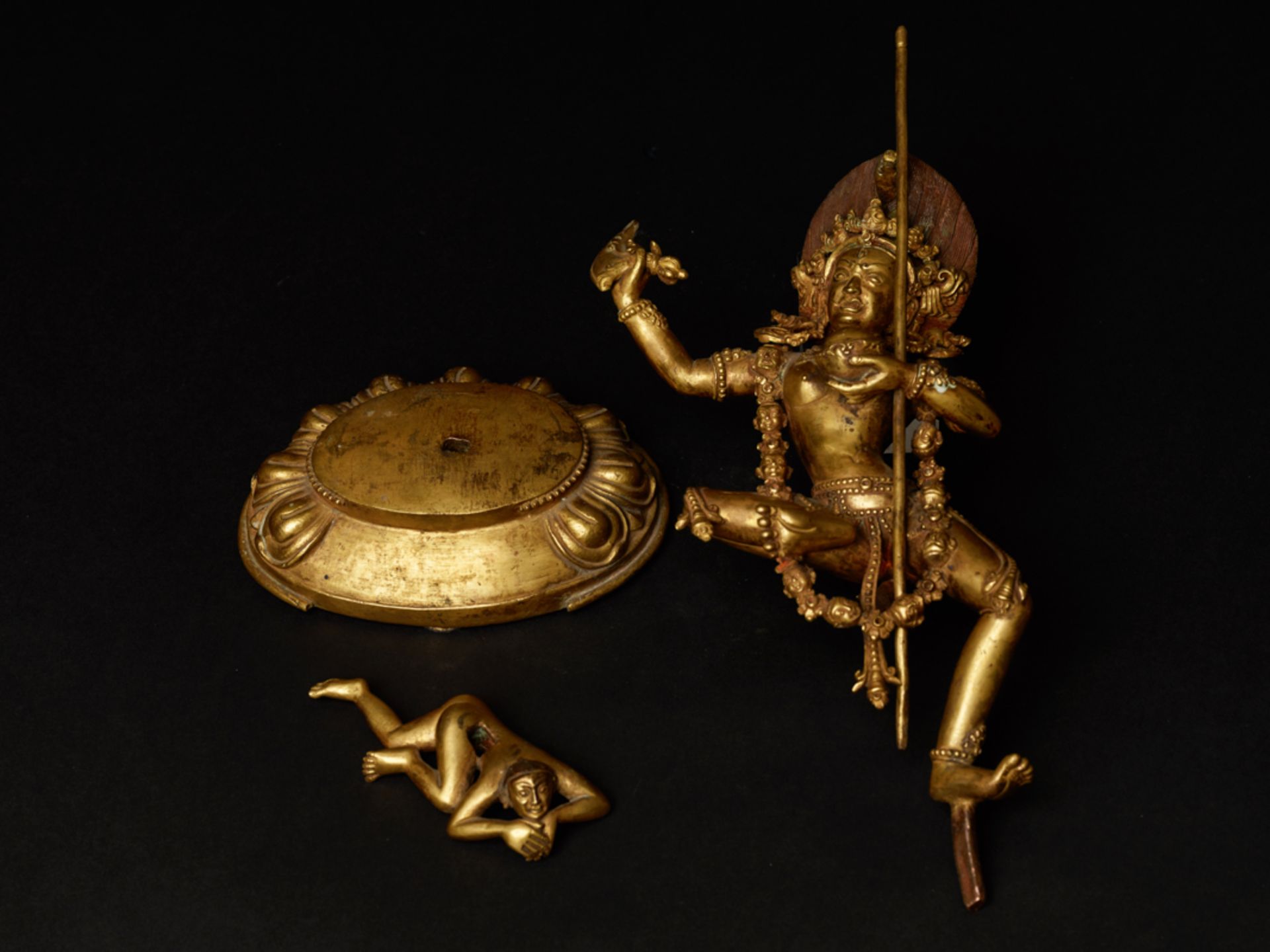 DIE DAKINI VAJRAVARAHIFeuervergoldete Bronze. Tibet, vermutlich 18. / 19. Jh.Sehr gut gearbeitete - Bild 7 aus 8