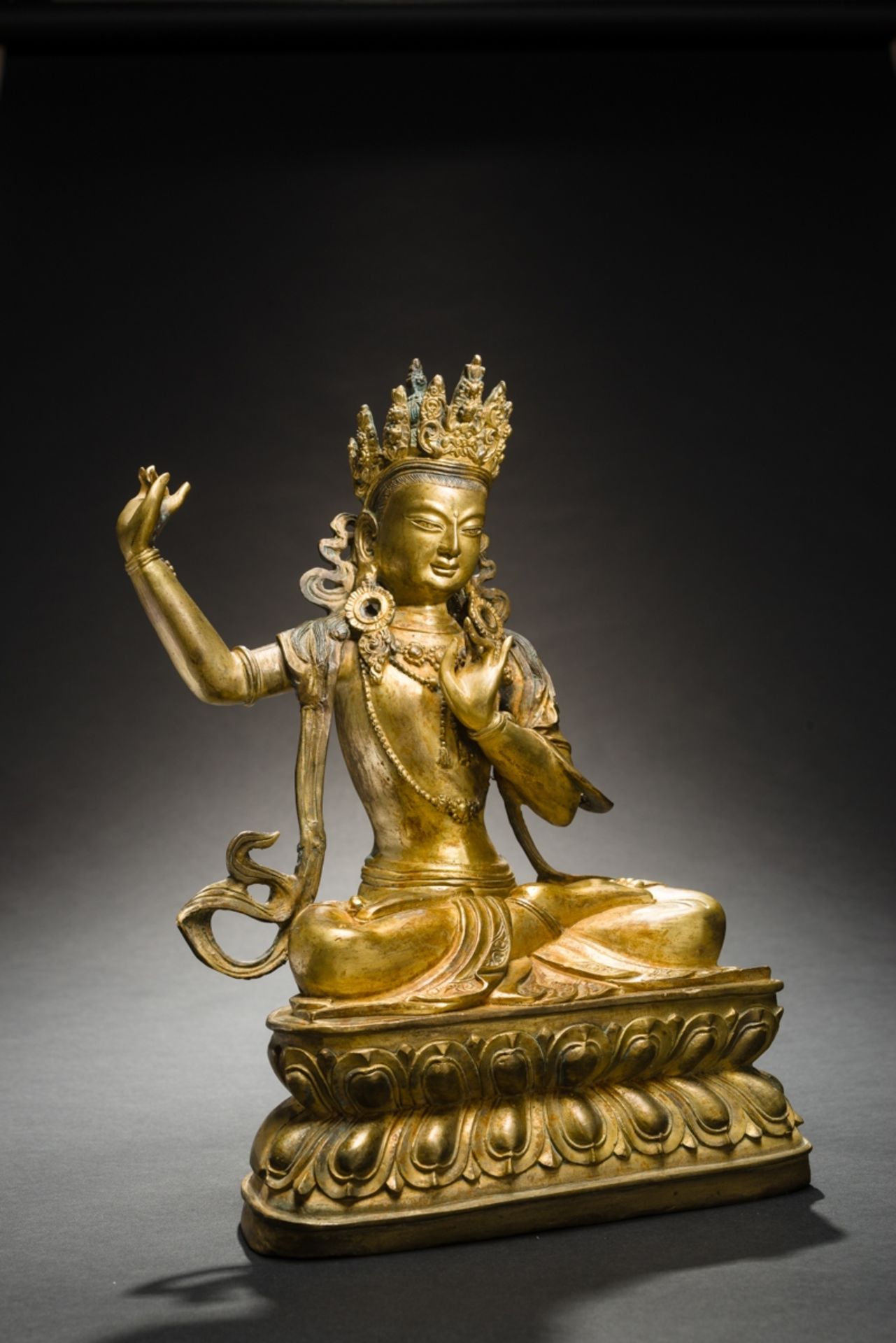 DER BODHISATTVA MANJUSHRIFeuervergoldete Bronze. China, Qing-Dynastie (1644 – 1912)Attraktiv große - Image 2 of 5