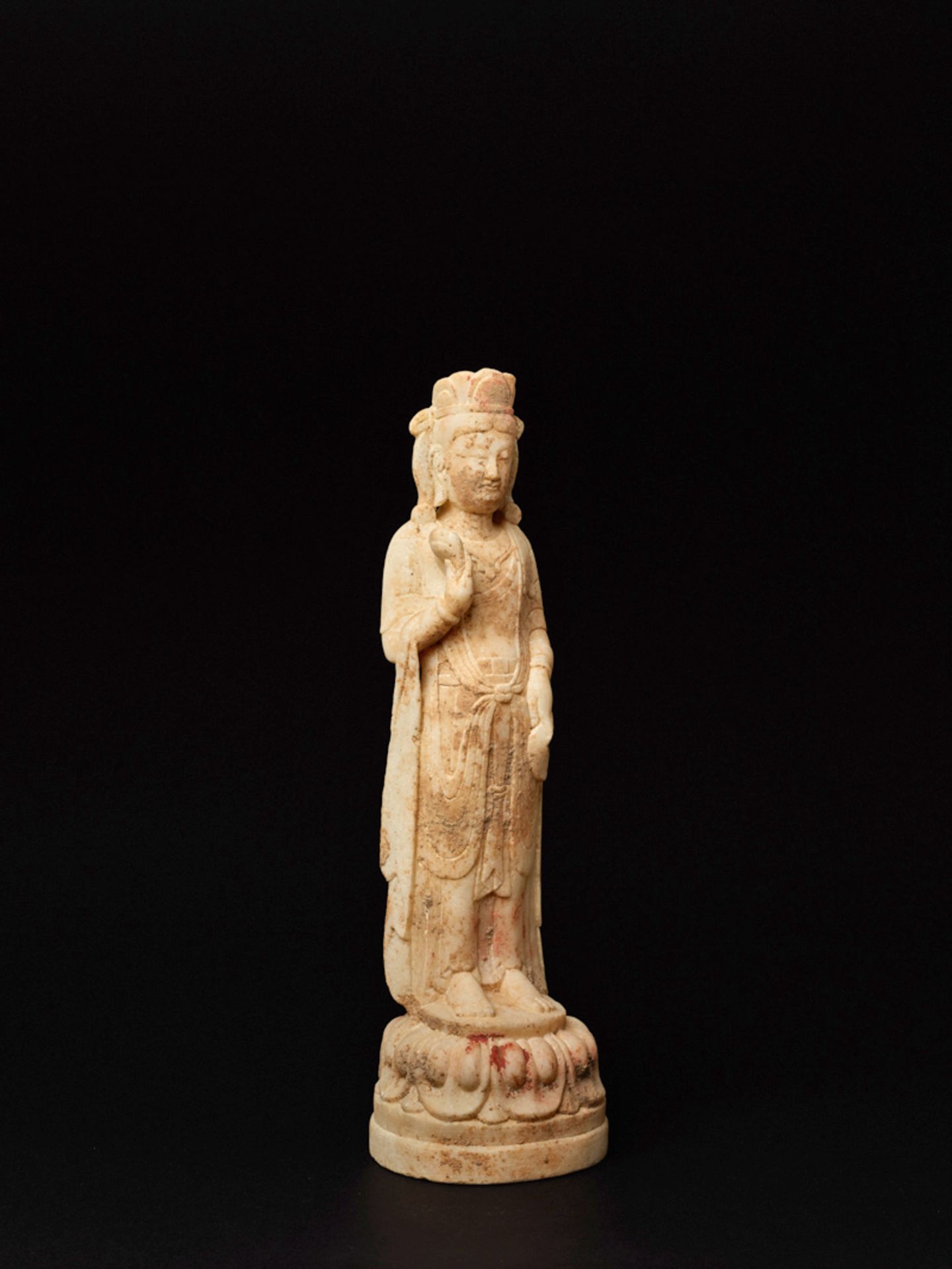 AUF LOTUS STEHENDER BODHISATTVAWeißer Marmor. China, vermutlich Nördliche Wei-Dynastie (385 -535) - Bild 3 aus 8