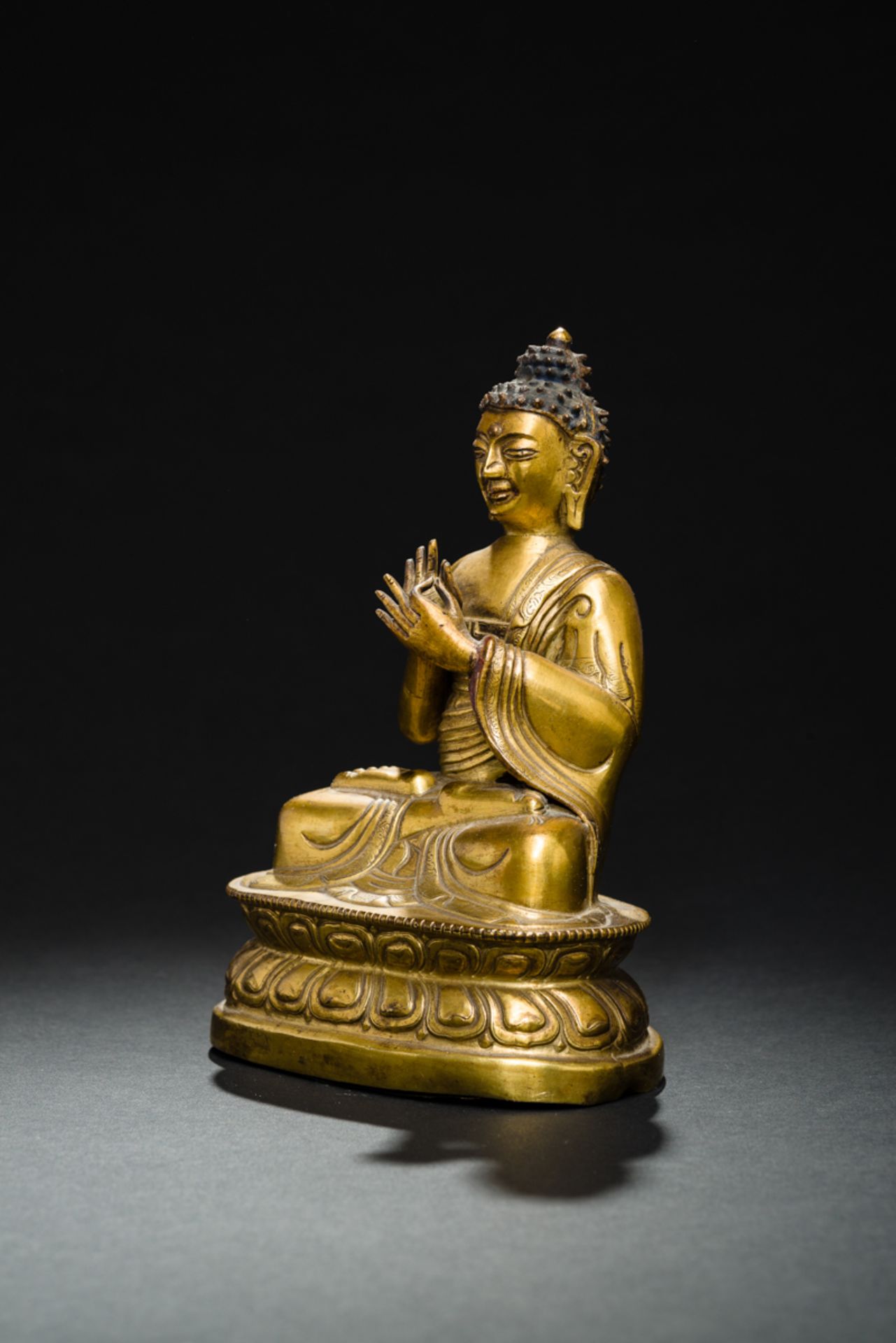 DER PREDIGENDE BUDDHA SHAKYAMUNIFeuervergoldete Bronze. Sinotibetisch, Qing-Dynastie, fr. 19. Jh.In - Image 3 of 6