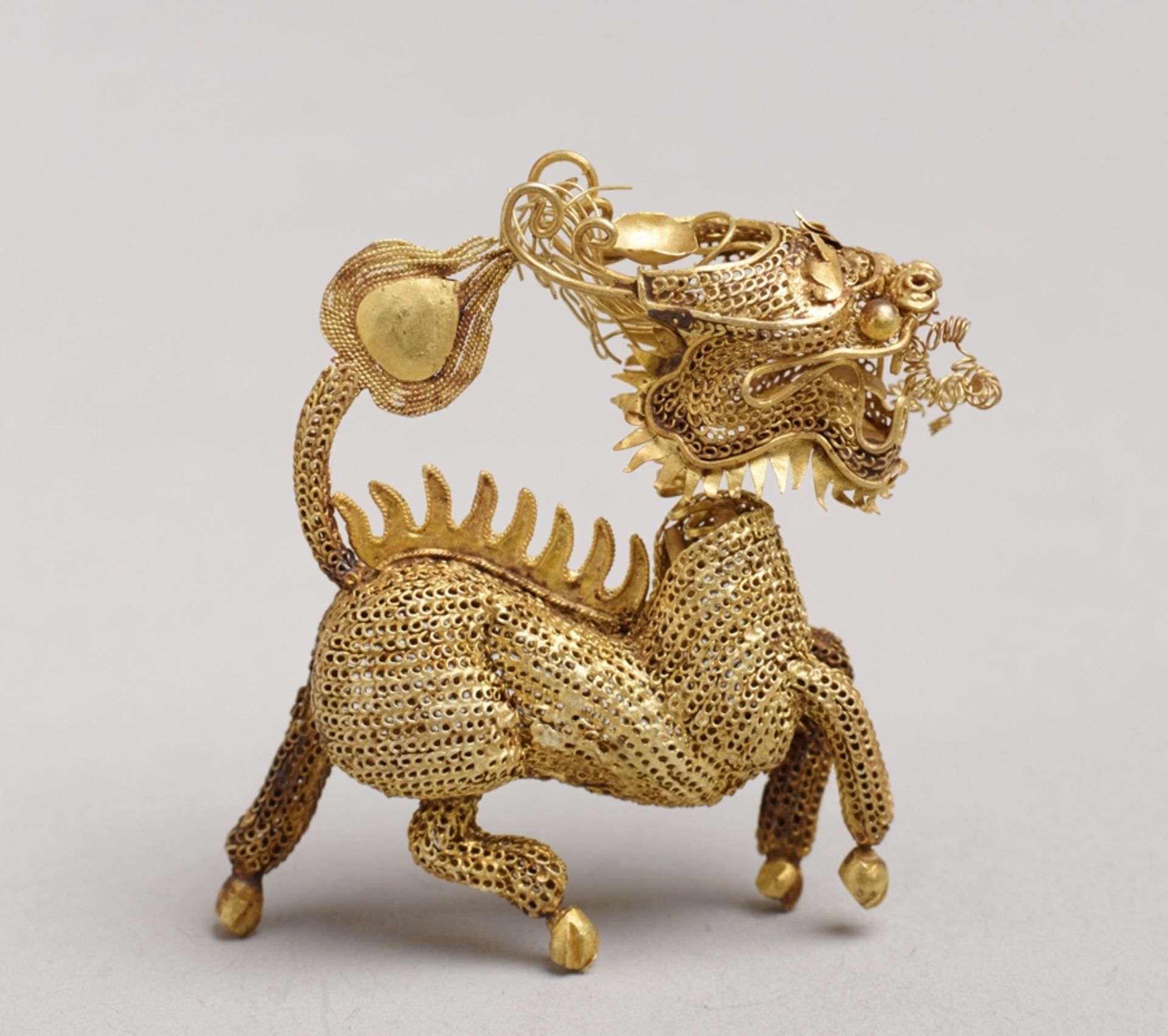 LAUFENDES FABELTIER QILINGold und vergoldet. China, vermutl. Tang bis Liao-Dynastie (bis 12. Jh.)