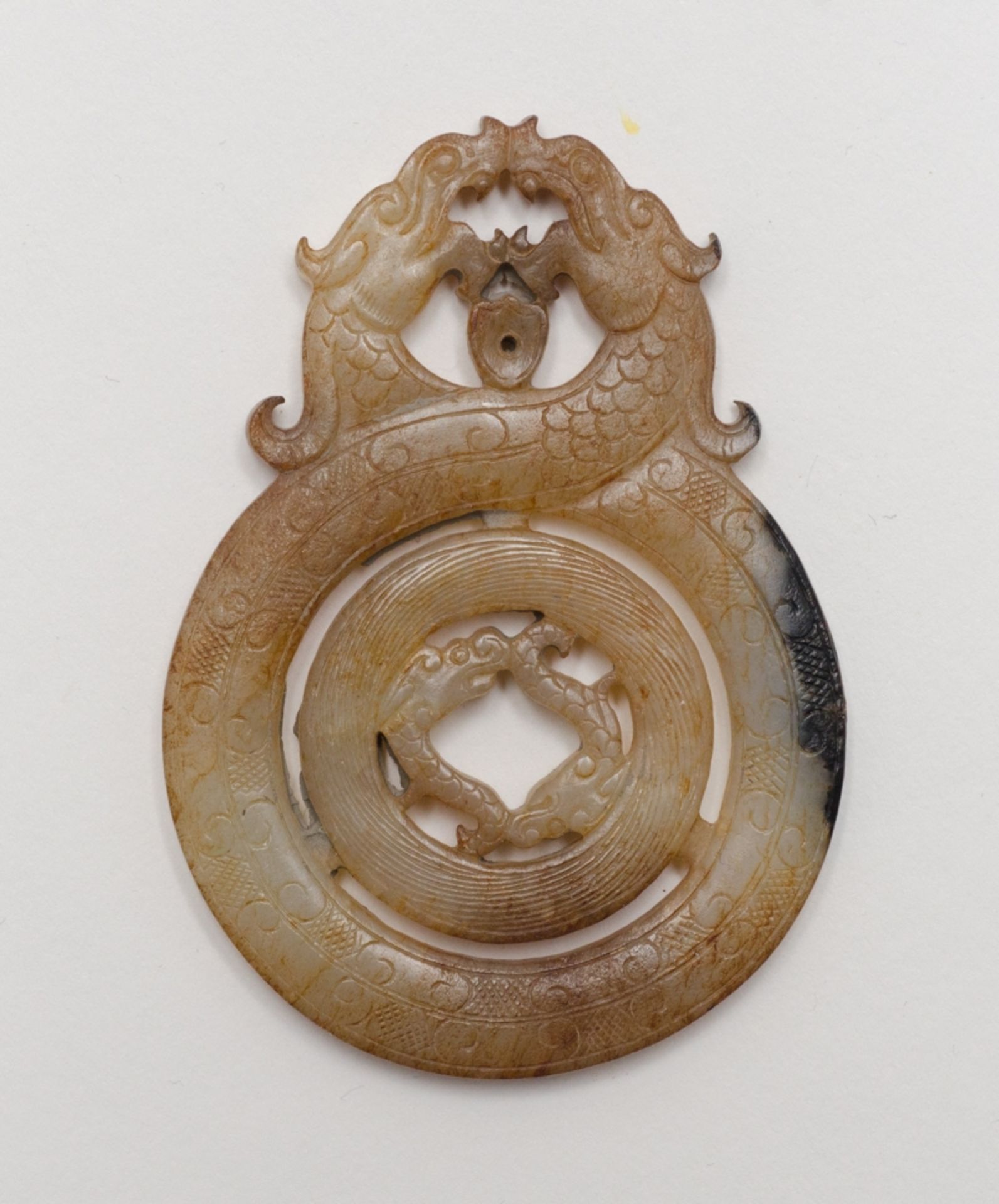 SCHMUCKANHÄNGER MIT VIER DRACHENJade. China, Qing-Dynastie (1644- 1912), ca. 19. Jh.Der innere Ring - Bild 2 aus 4