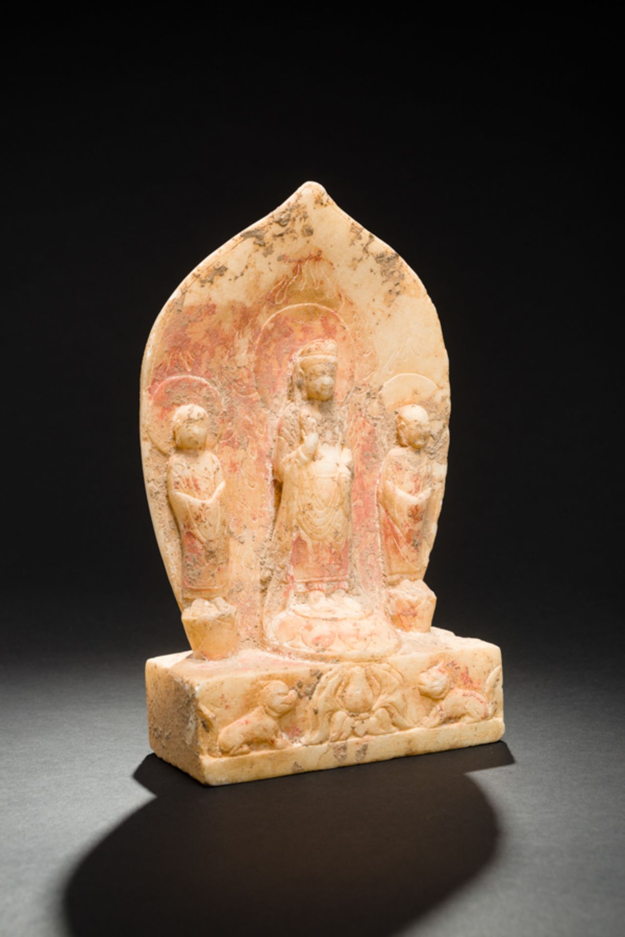 STELE MIT BODHISATTVA UND BEGLEITERNWeißer Marmor. China, vermutlich Nördliche Wei-Dynastie (385 - - Image 4 of 7