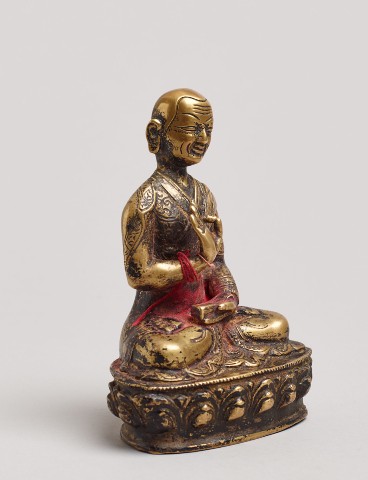 LAMAGelbe Bronze. Tibet, ca. 17. bis 18. Jh.In Padmasana (Lotussitz) auf einem Lotuspodest - Bild 3 aus 6