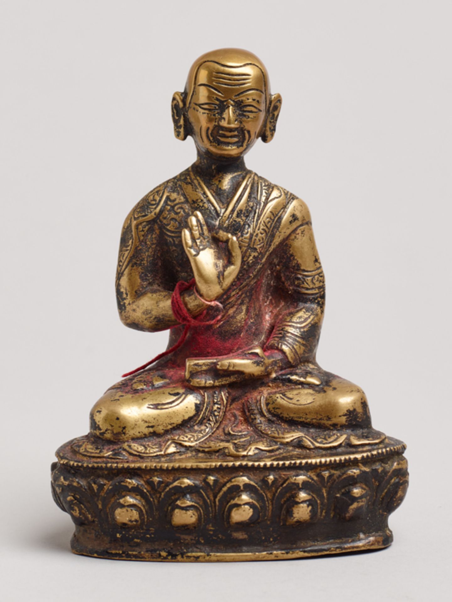 LAMAGelbe Bronze. Tibet, ca. 17. bis 18. Jh.In Padmasana (Lotussitz) auf einem Lotuspodest