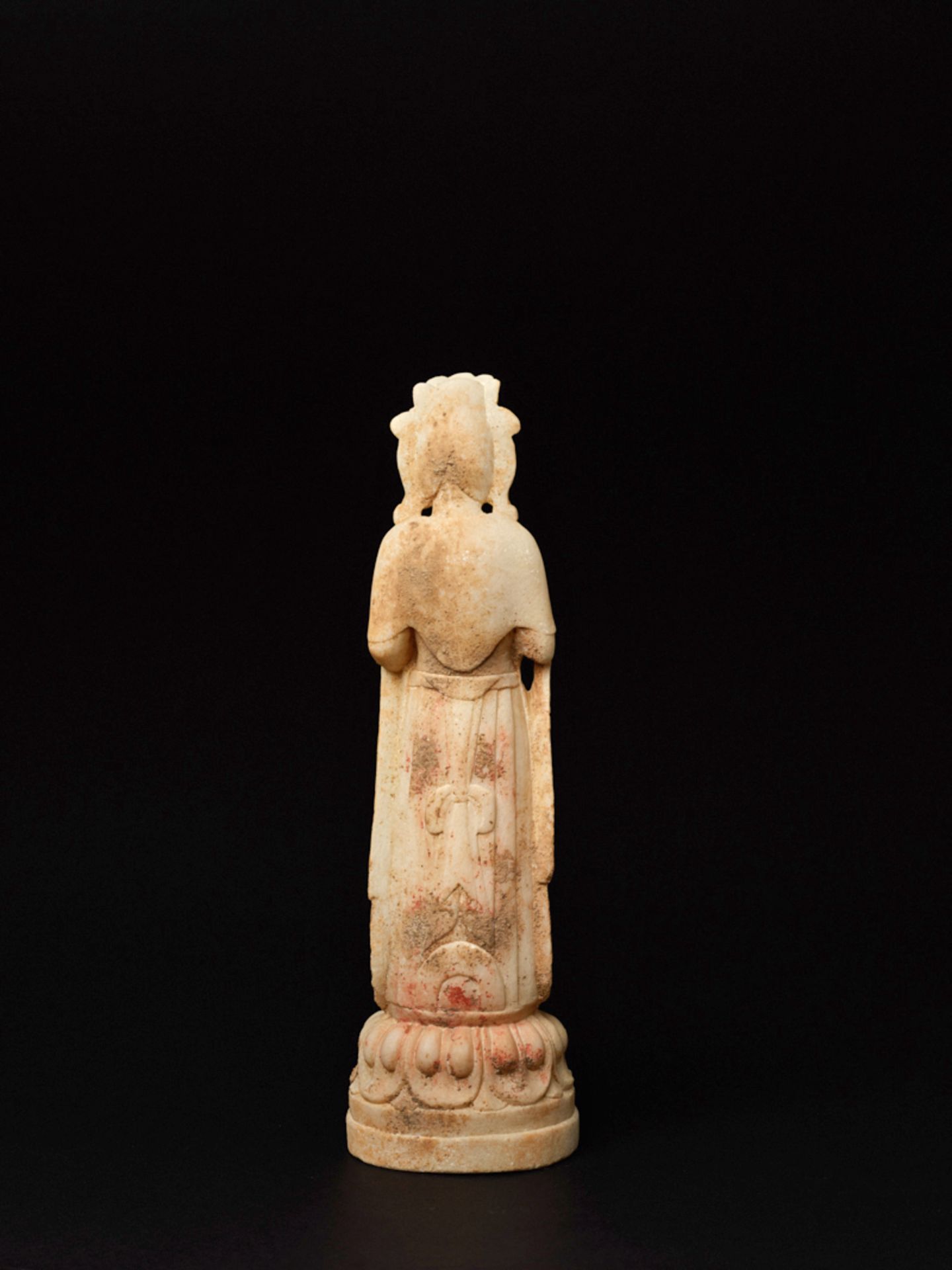 AUF LOTUS STEHENDER BODHISATTVAWeißer Marmor. China, vermutlich Nördliche Wei-Dynastie (385 -535) - Bild 4 aus 8