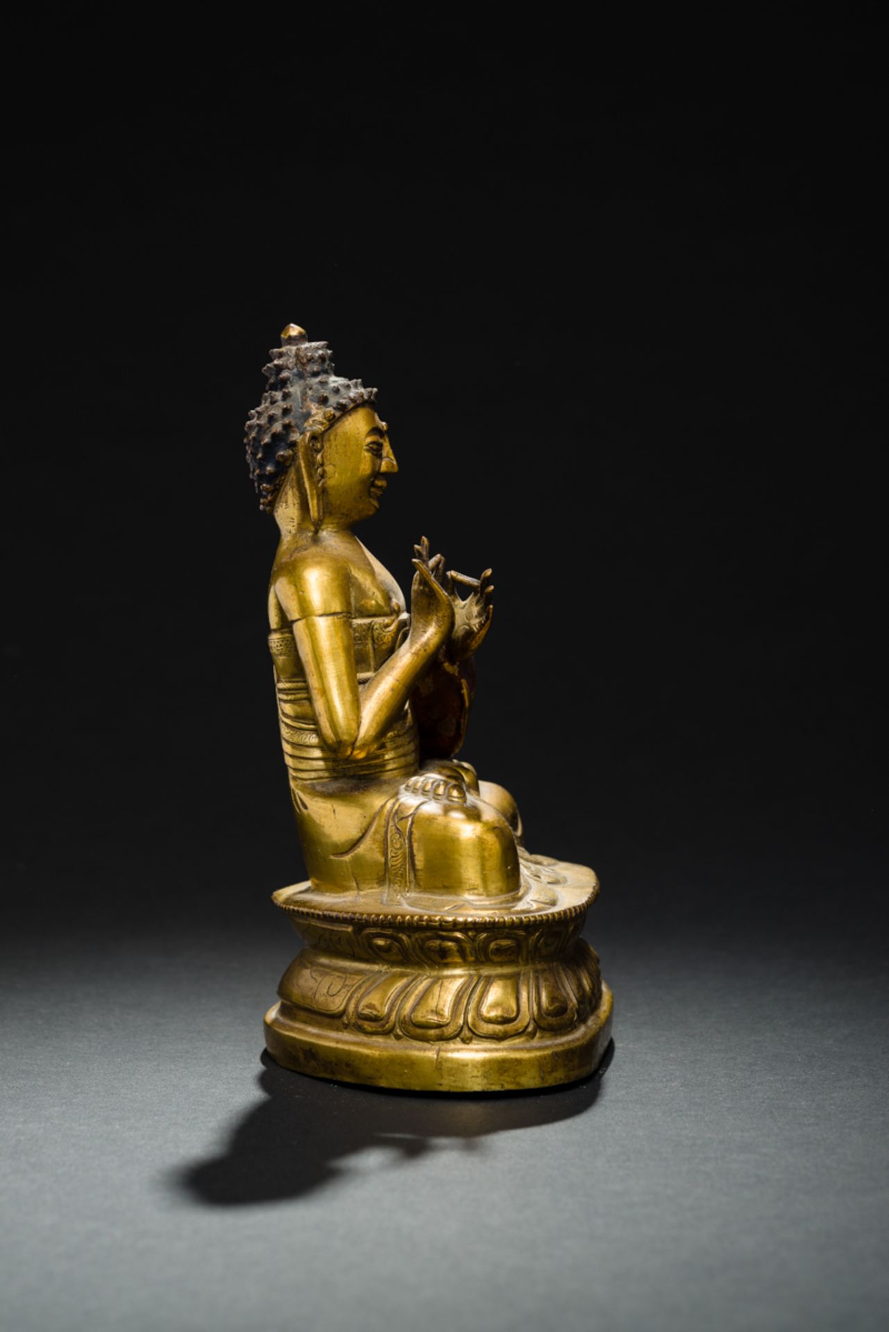 DER PREDIGENDE BUDDHA SHAKYAMUNIFeuervergoldete Bronze. Sinotibetisch, Qing-Dynastie, fr. 19. Jh.In - Image 5 of 6