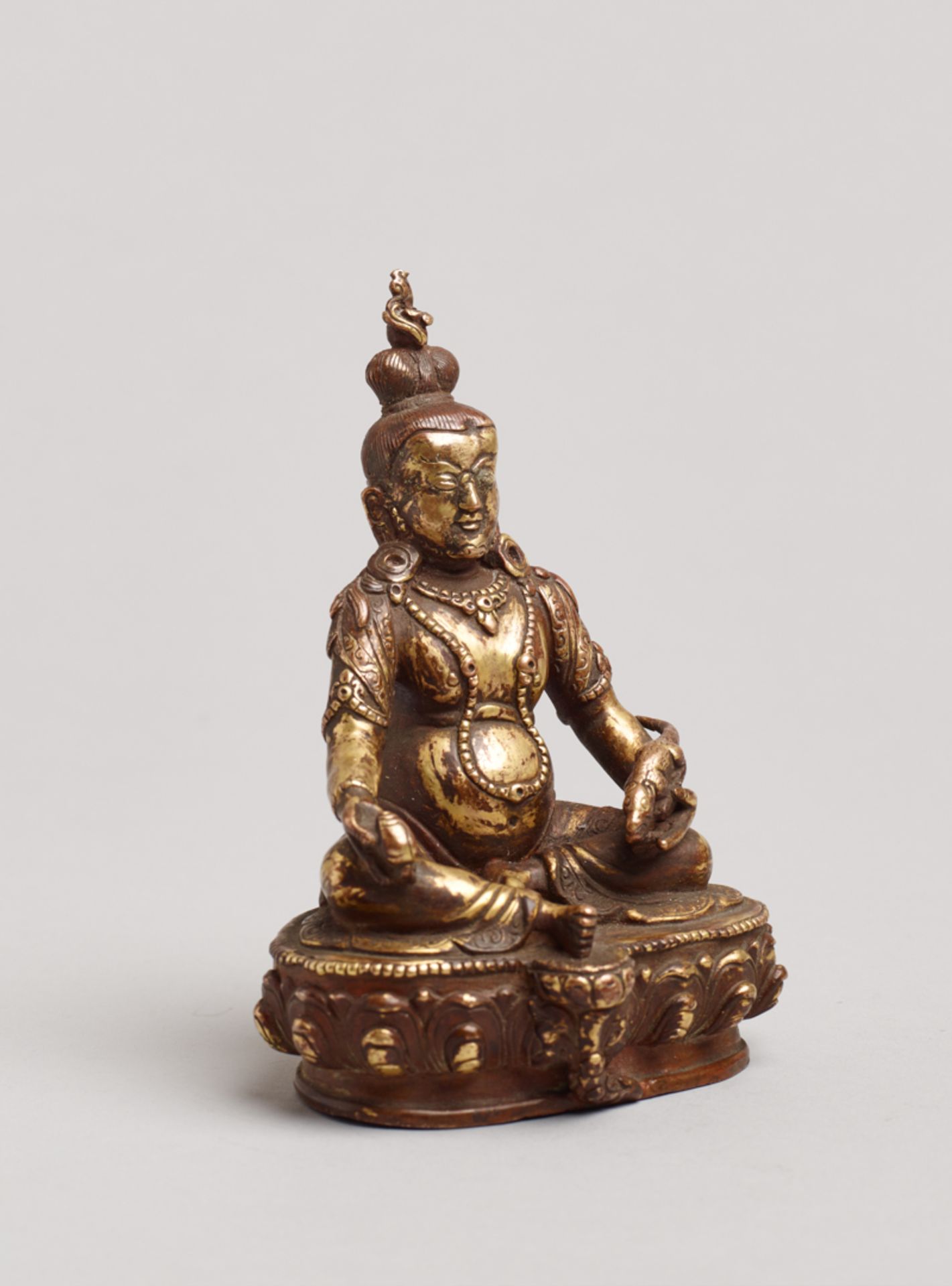 DIE GOTTHEIT DES REICHTUMS JAMBHALAFeuervergoldete Bronze. Tibet, 18. Jh.Jambhala, unter seinem - Bild 3 aus 6
