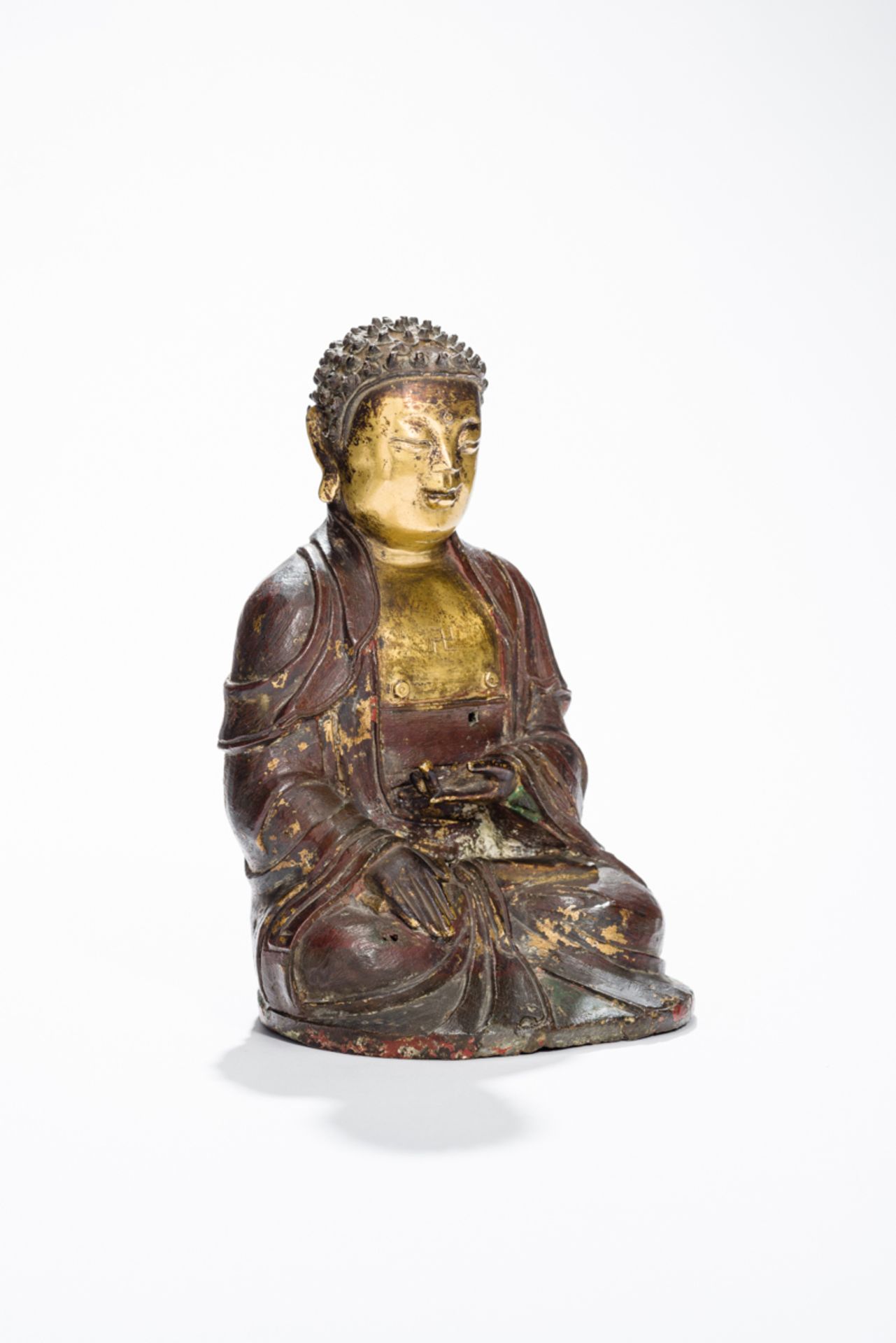 SITZENDER BUDDHA SHAKYAMUNIBronze mit Vergoldung. China, Ming-Dynastie (1368 – 1644)Nette kleine