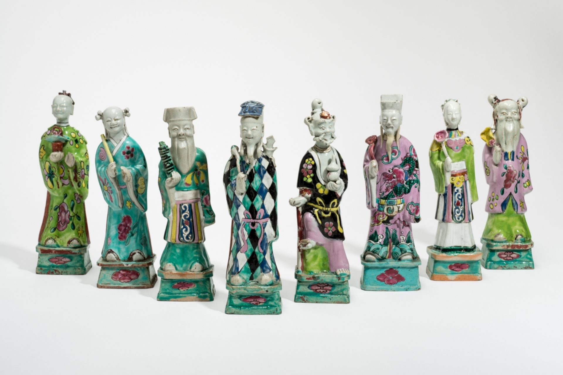 ACHT UNSTERBLICHEPorzellan mit Email. China, Qing, ca. Jiaqing (1796 - 1820)Eine aus acht Figuren