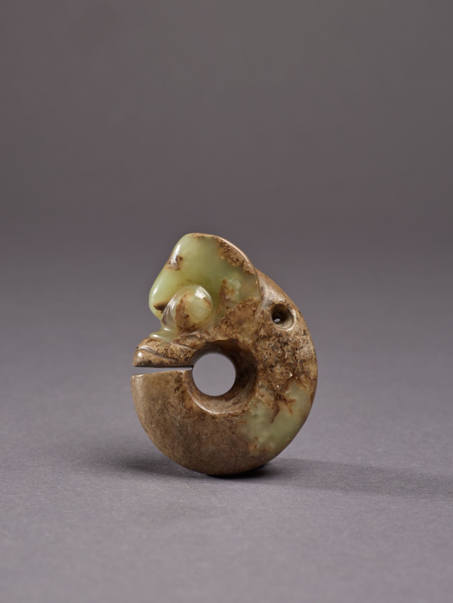 SMALL ‘DRAGON’-SHAPED PENDANT  Jade. China, Late Neolithic, Hongshan culture, c. 3500 – 3000 BC - Bild 2 aus 4