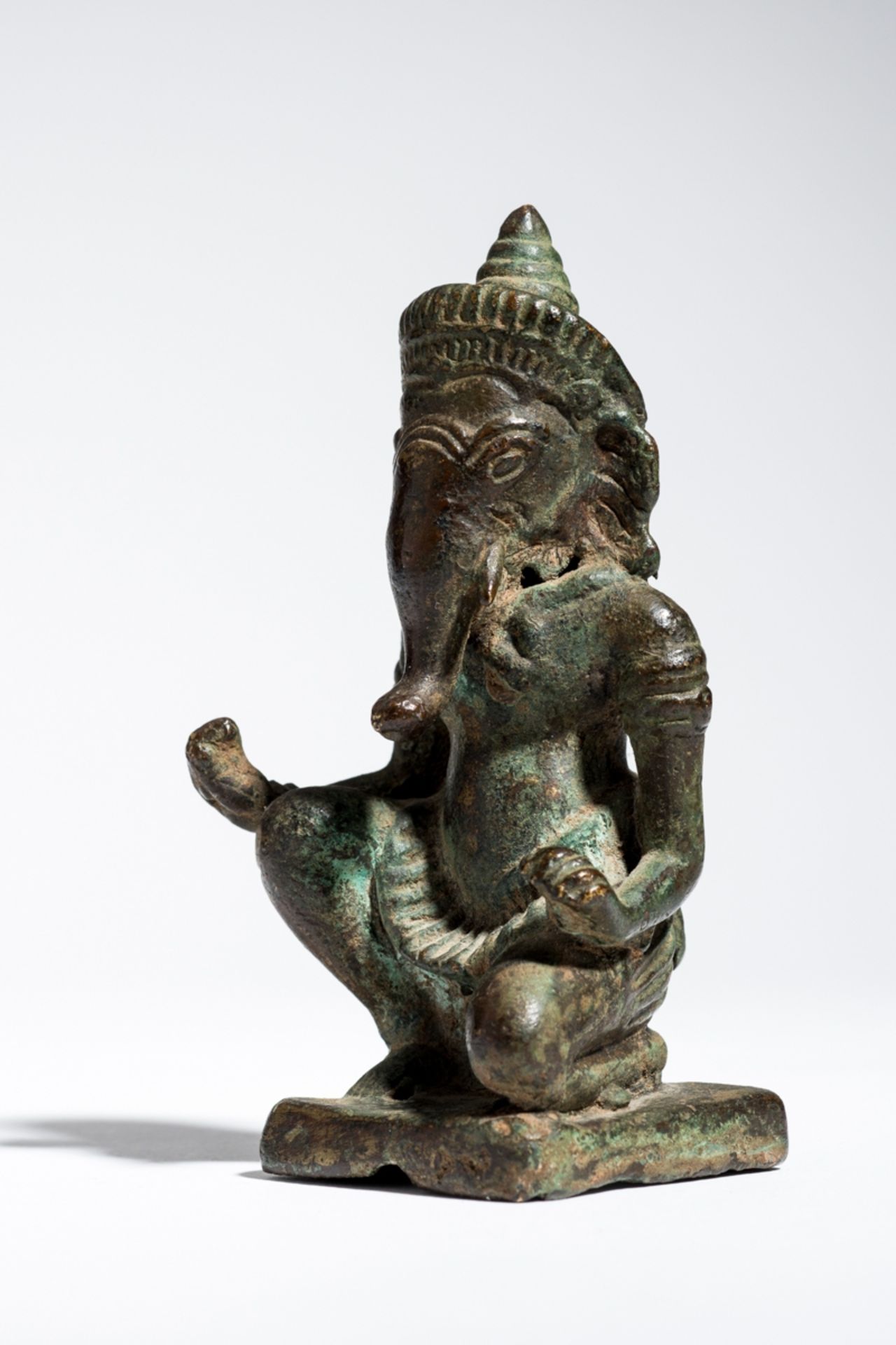 ELEFANTENKÖPFIGER GANESHA Bronze. Indien 18. Jh. Eine ansprechende, kleine Figur des halb - Bild 2 aus 6