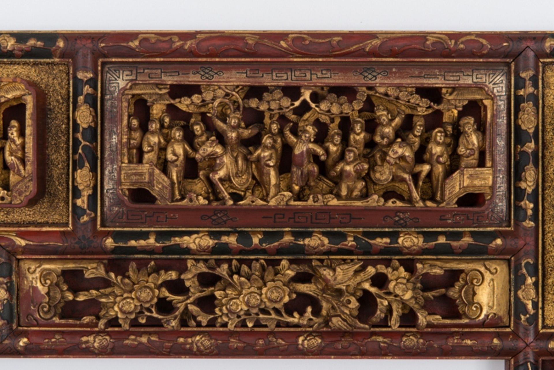 BREITE TAFEL MIT VIELFIGURIGEN SZENEN UND BLÜTENHolz und Vergoldung. China, sp. Qing, ca. 19. Jh. - Image 3 of 7