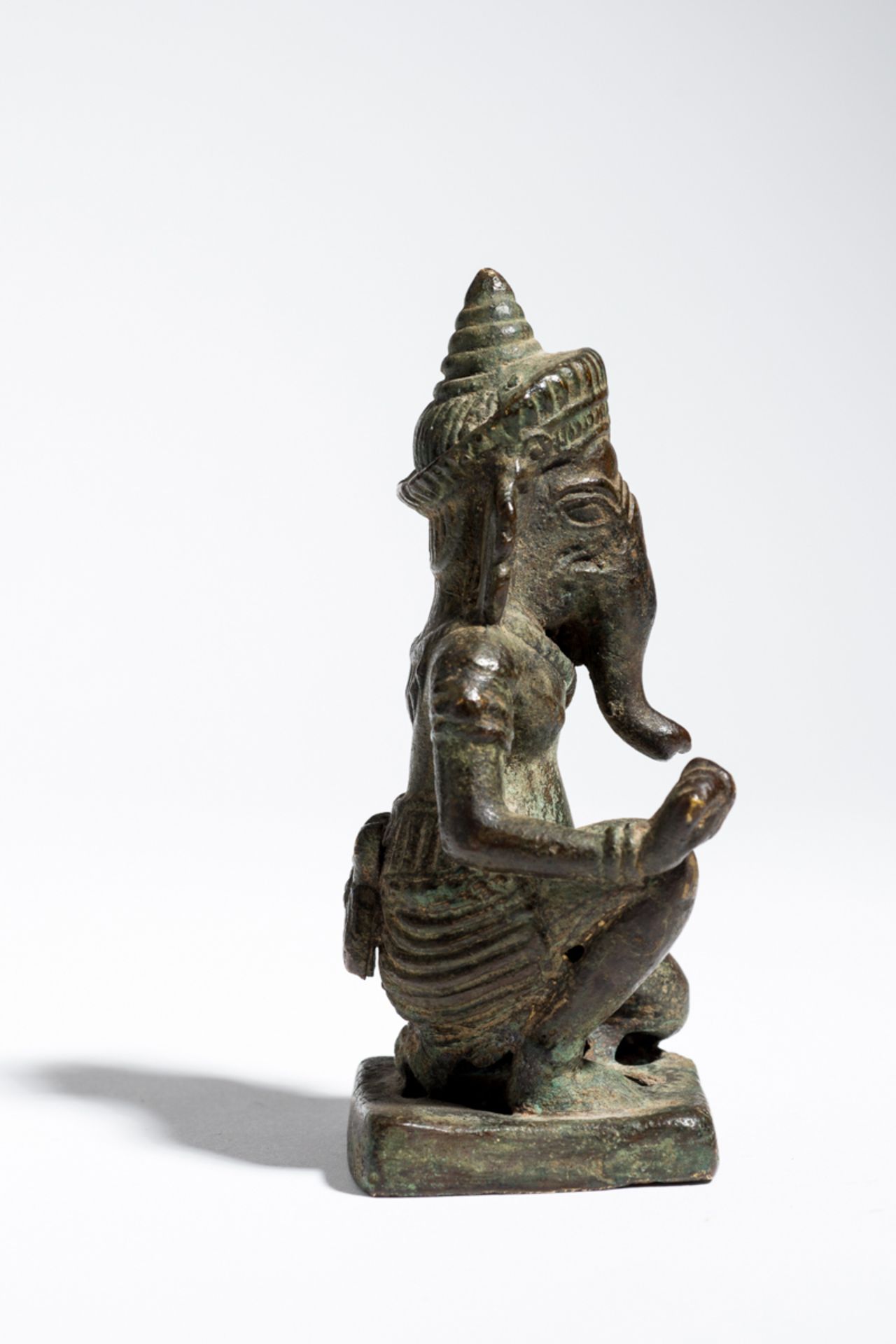 ELEFANTENKÖPFIGER GANESHA Bronze. Indien 18. Jh. Eine ansprechende, kleine Figur des halb - Image 4 of 6