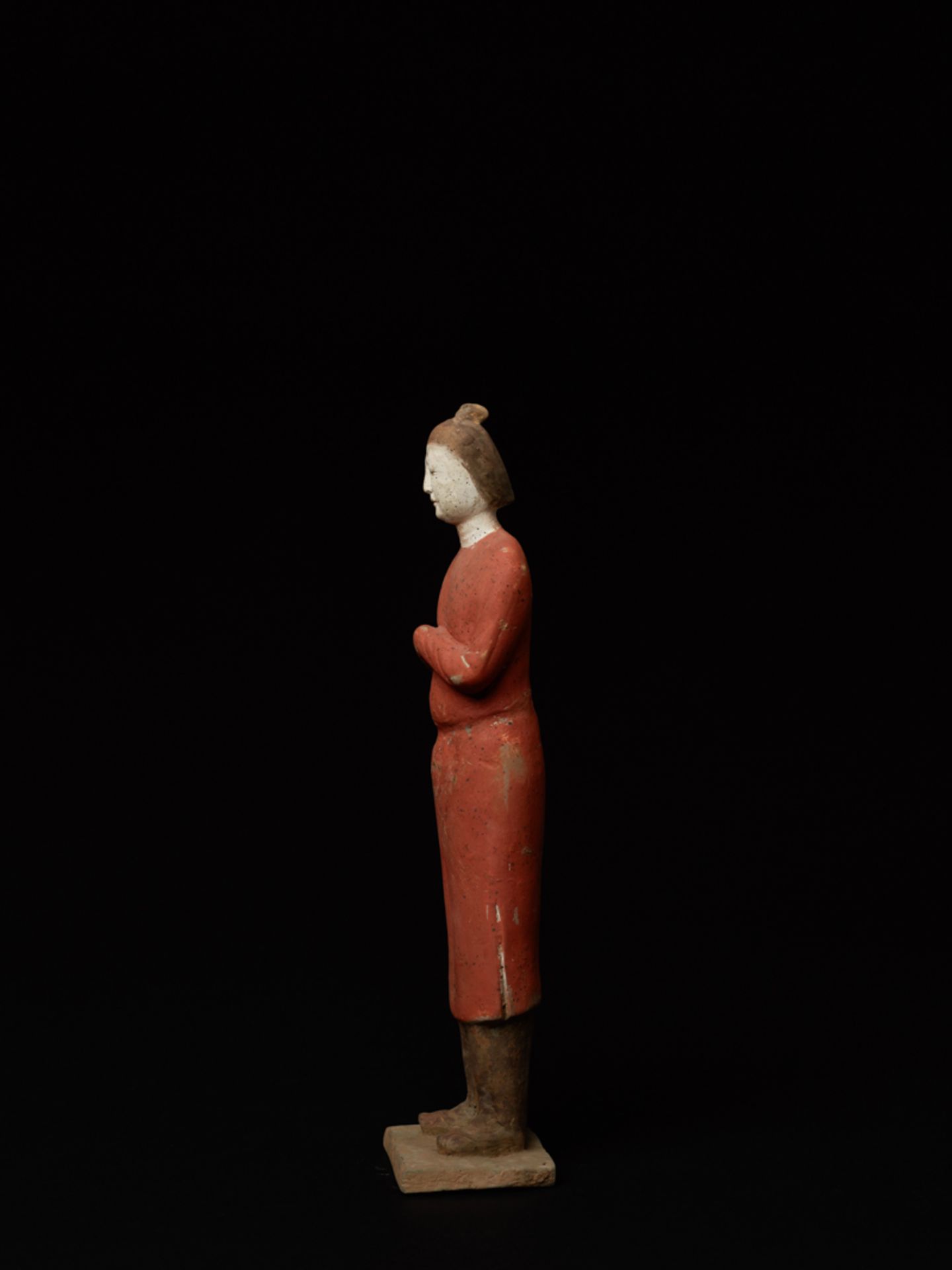 HOFDIENER IN DARBIETUNGS-ZEREMONIETerrakotta mit Bemalung. China, Tang (618-907)Die schlanke Figur - Image 4 of 6