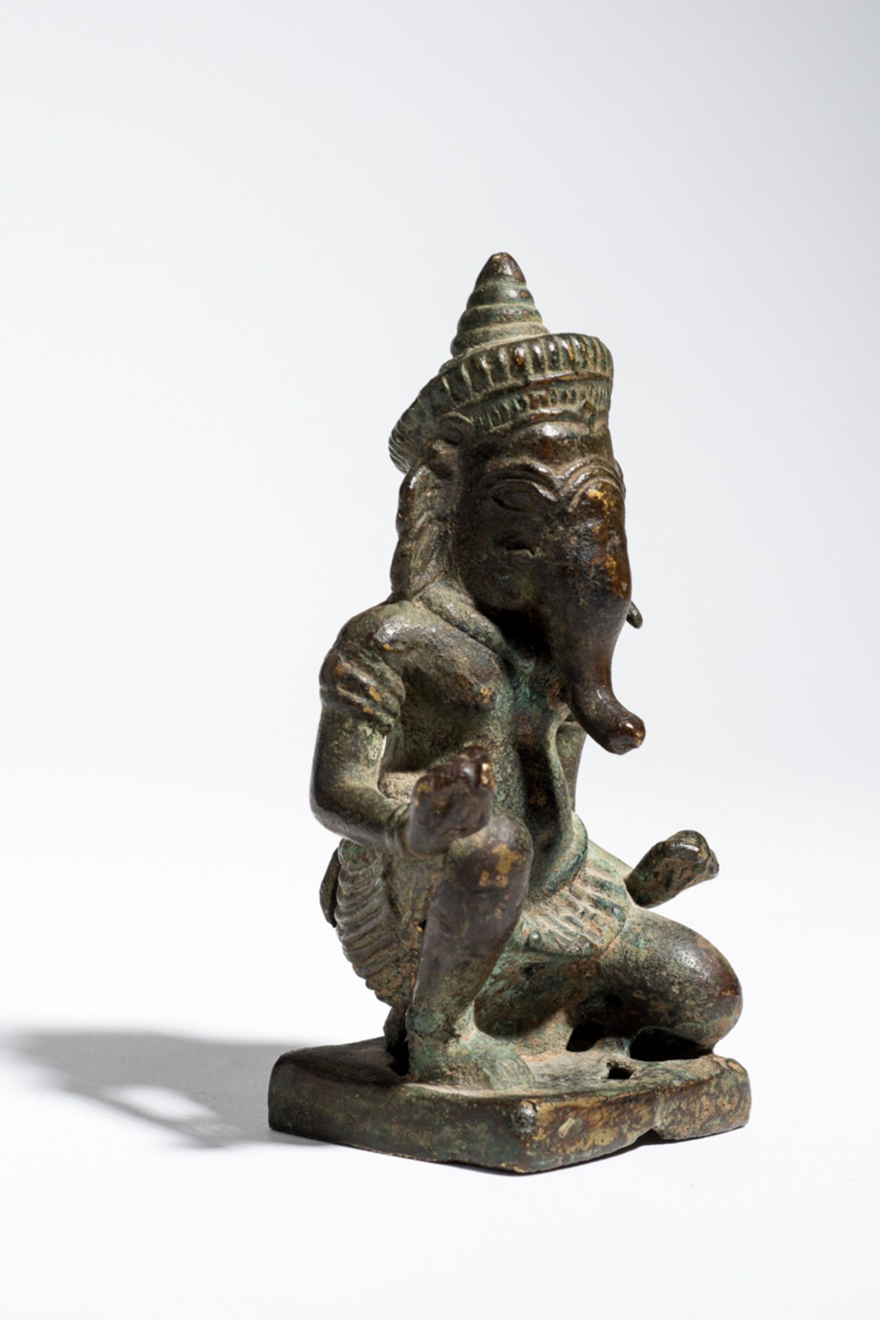 ELEFANTENKÖPFIGER GANESHA Bronze. Indien 18. Jh. Eine ansprechende, kleine Figur des halb - Bild 5 aus 6