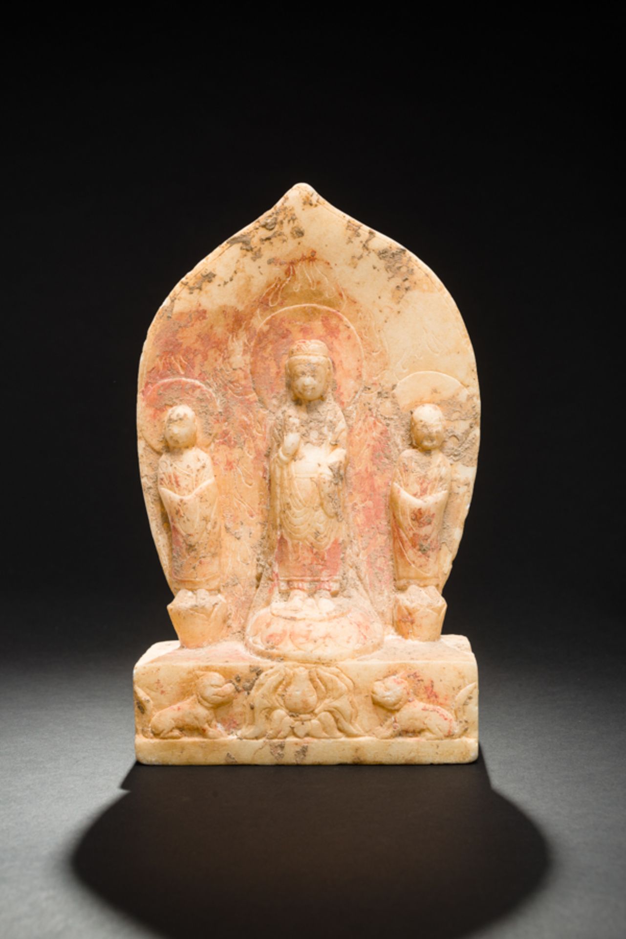 STELE MIT BODHISATTVA UND BEGLEITERNWeißer Marmor. China, vermutlich Nördliche Wei-Dynastie (385 - - Bild 3 aus 7