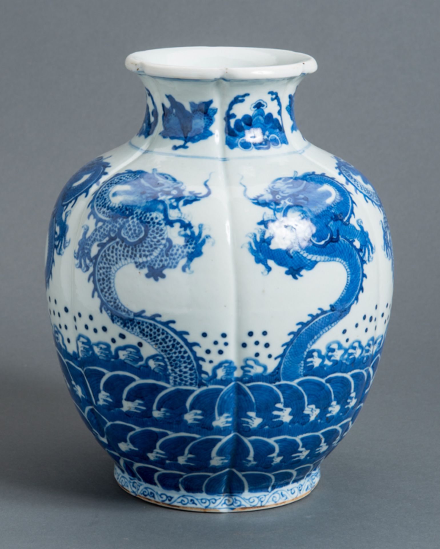 VASE MIT SECHS DRACHENPorzellan mit Unterglasurblau. China, vermutl. 1. Hälfte 20. Jh.Mit - Image 2 of 4