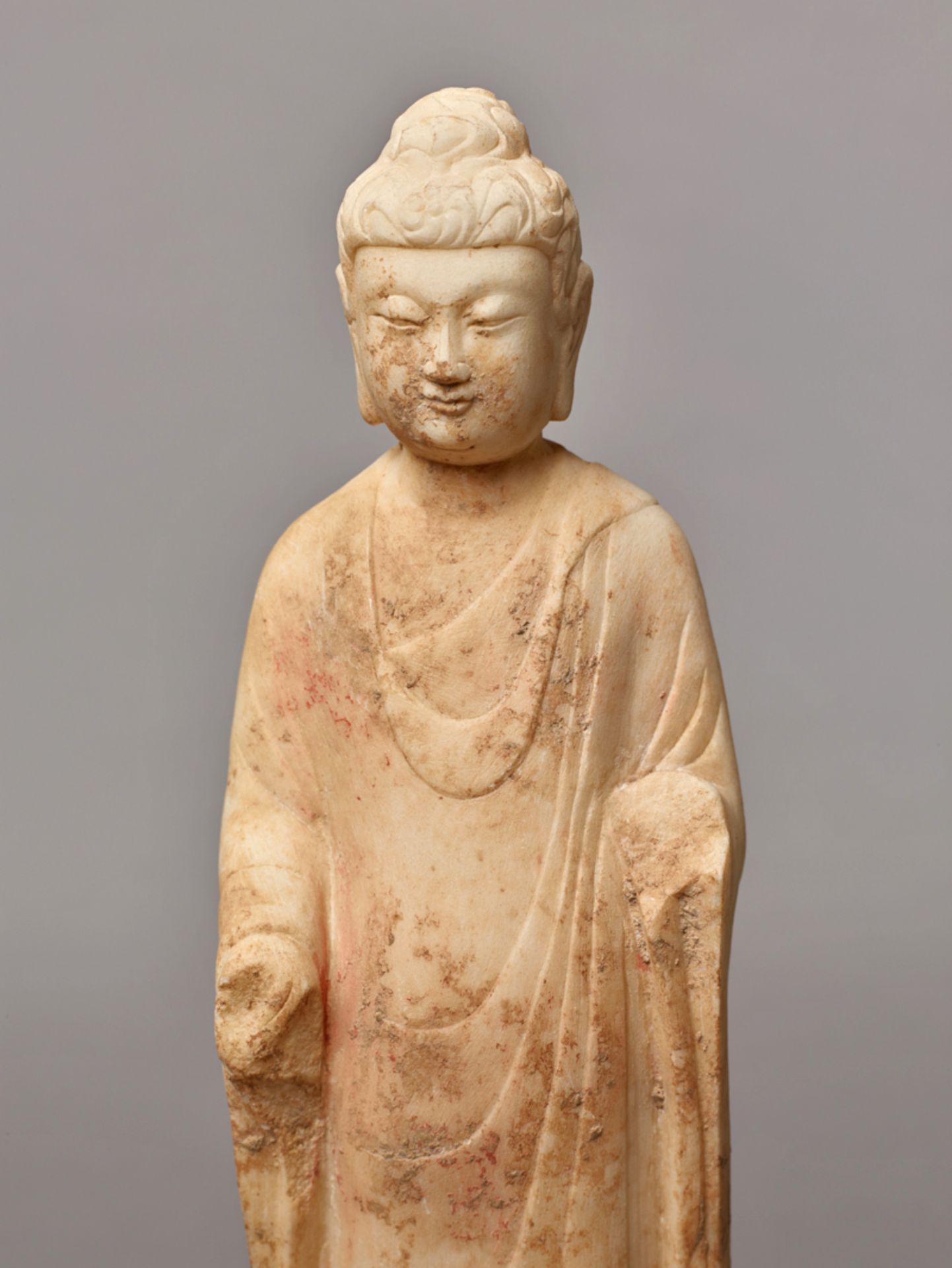 AUF LOTUS STEHENDER BUDDHAWeißer Marmor. China, vermutlich Nördliche Wei-Dynastie (385 -535) - Bild 6 aus 7