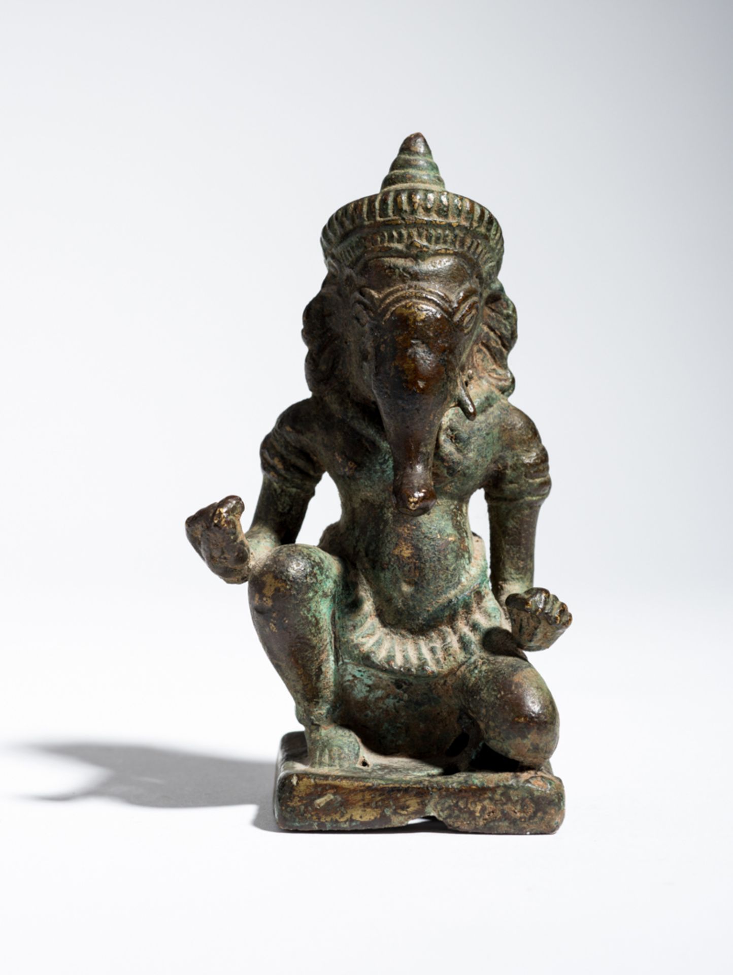 ELEFANTENKÖPFIGER GANESHA Bronze. Indien 18. Jh. Eine ansprechende, kleine Figur des halb