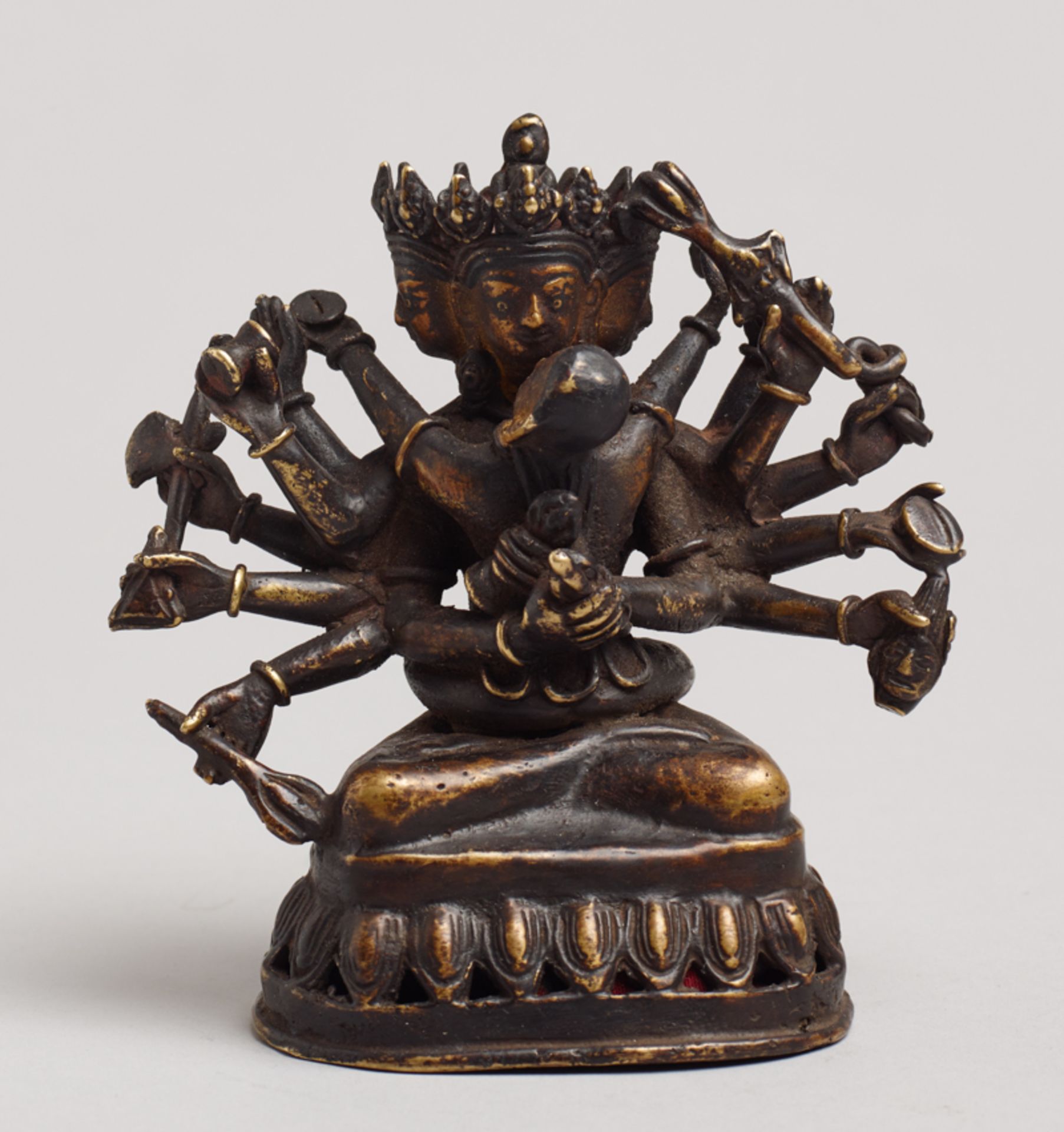 DER VIERKÖPFIGE CAKRASAMVARA MIT YOGINIGelbe Bronze mit Lackvergoldung. Nepal , ca. 17. bis 18. Jh.