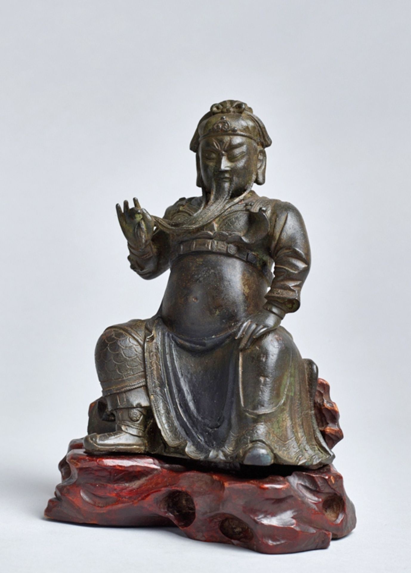 DIE GOTTHEIT GUANDIBronze. China, Ming-Dynastie, ca. 17. Jh.Guandi ist der prominente Kriegsgott