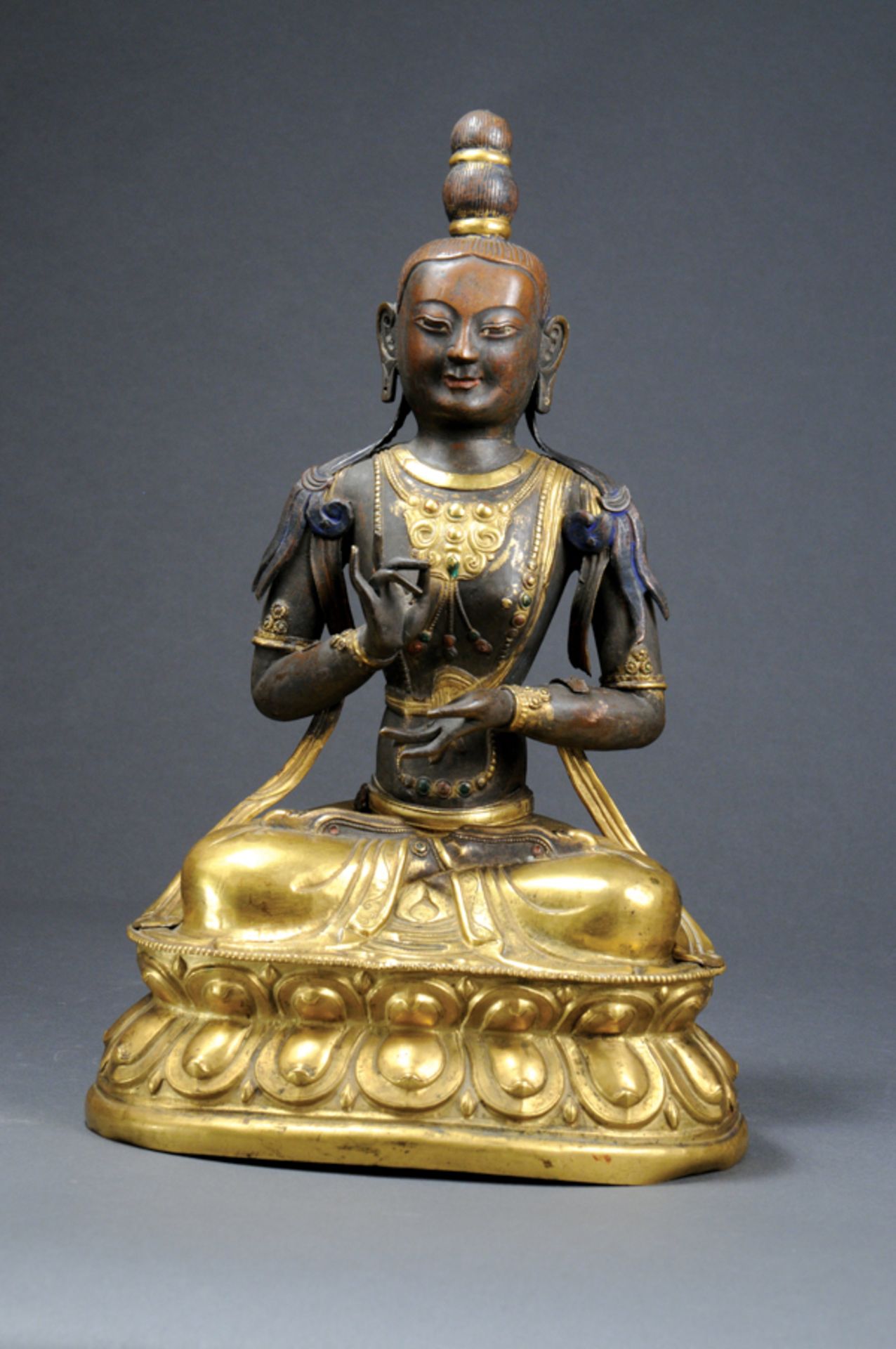 DER BODHISATTVA DER TRANSZENDENTEN WEISHEITKupferrepoussé und Bronze mit Feuervergoldung. Tibet, - Image 3 of 8