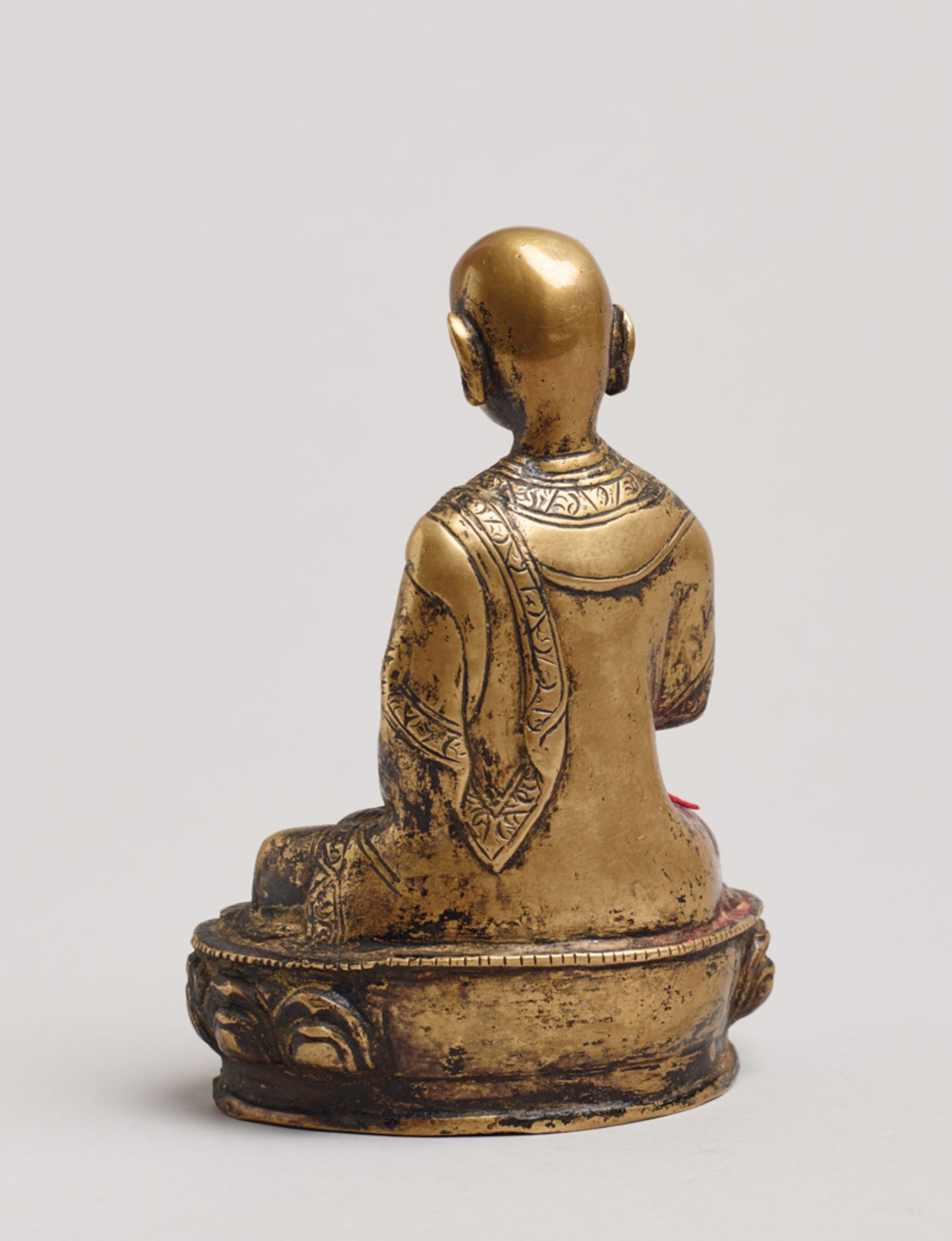LAMAGelbe Bronze. Tibet, ca. 17. bis 18. Jh.In Padmasana (Lotussitz) auf einem Lotuspodest - Bild 5 aus 6