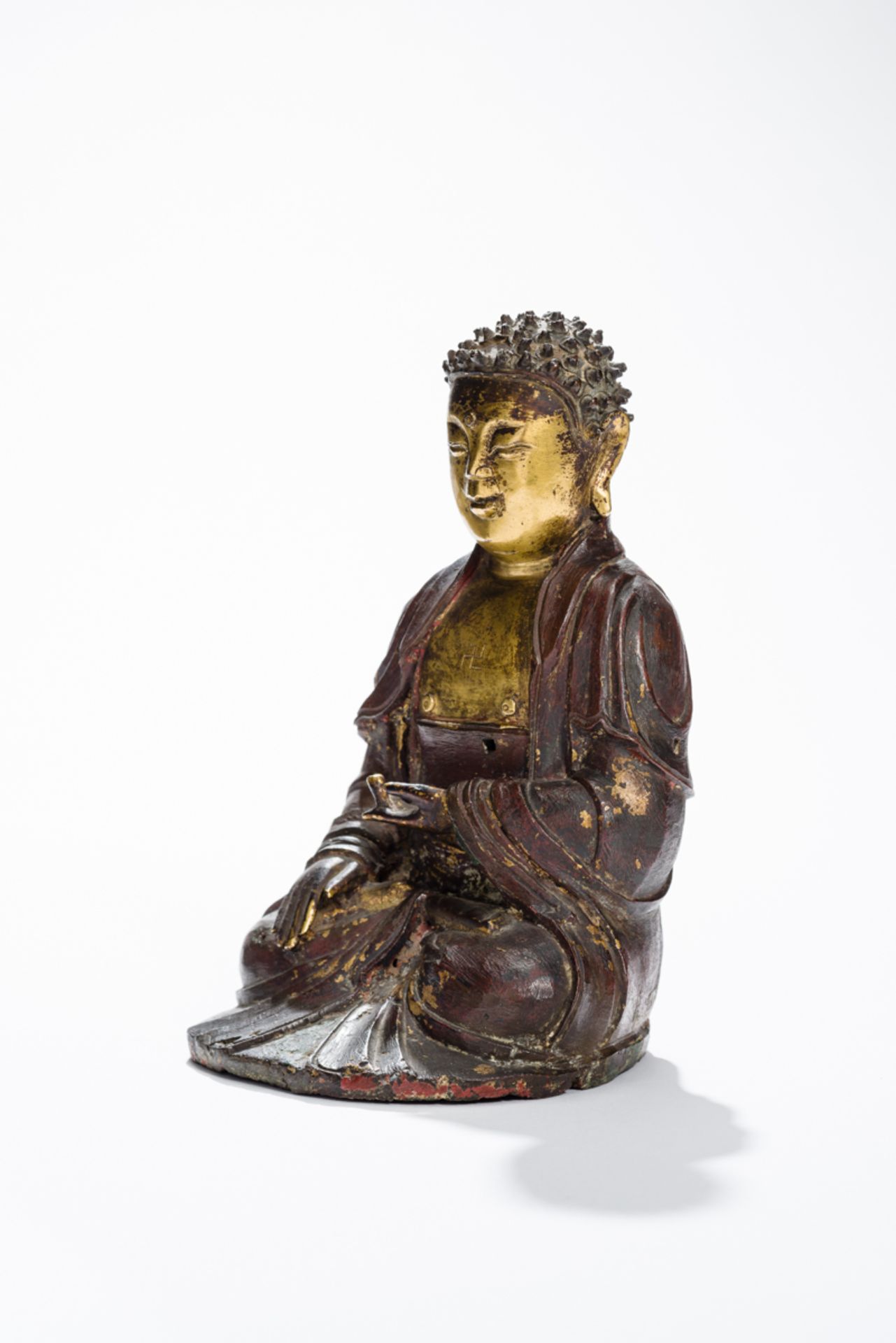 SITZENDER BUDDHA SHAKYAMUNIBronze mit Vergoldung. China, Ming-Dynastie (1368 – 1644)Nette kleine - Image 3 of 7