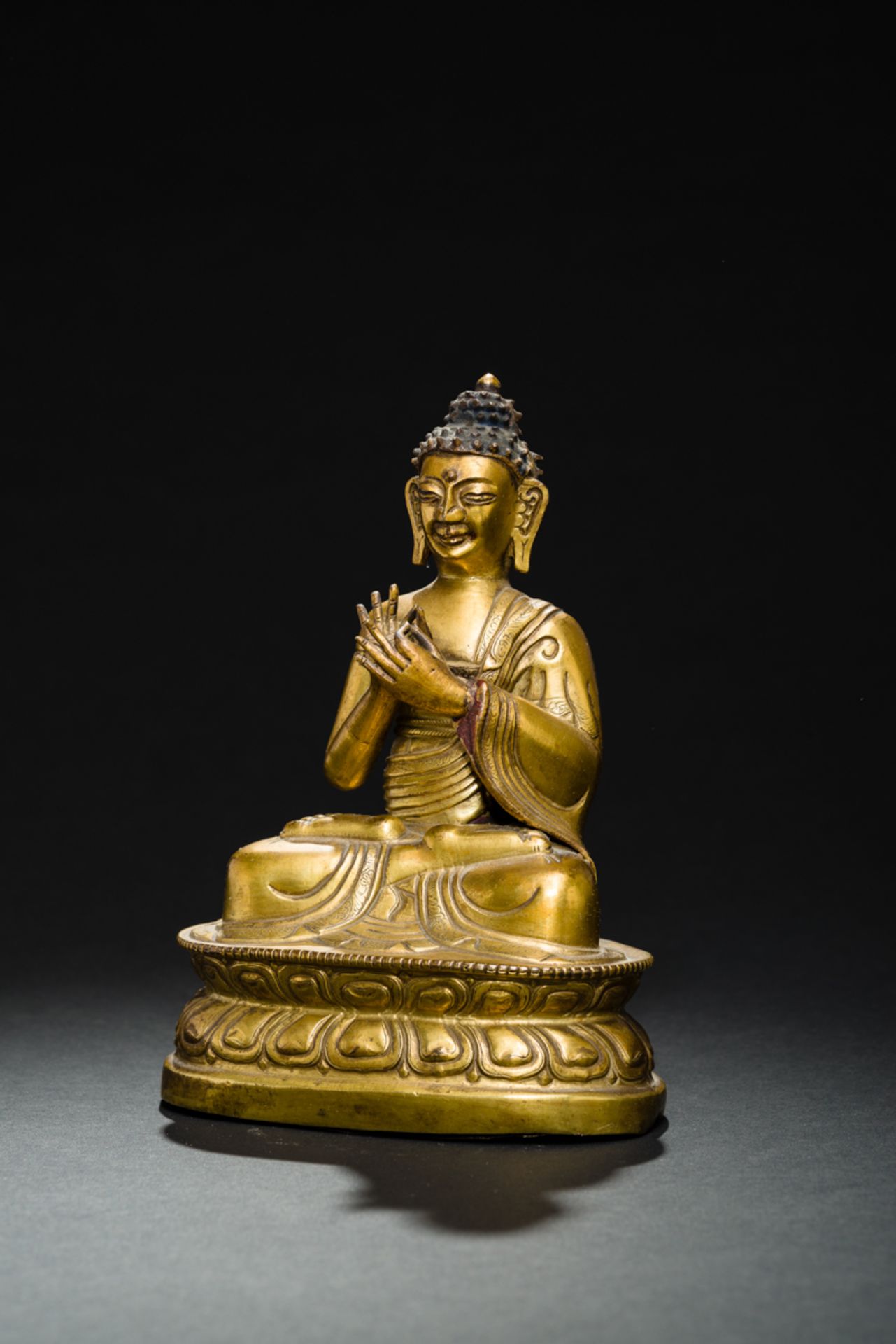DER PREDIGENDE BUDDHA SHAKYAMUNIFeuervergoldete Bronze. Sinotibetisch, Qing-Dynastie, fr. 19. Jh.In - Image 2 of 6
