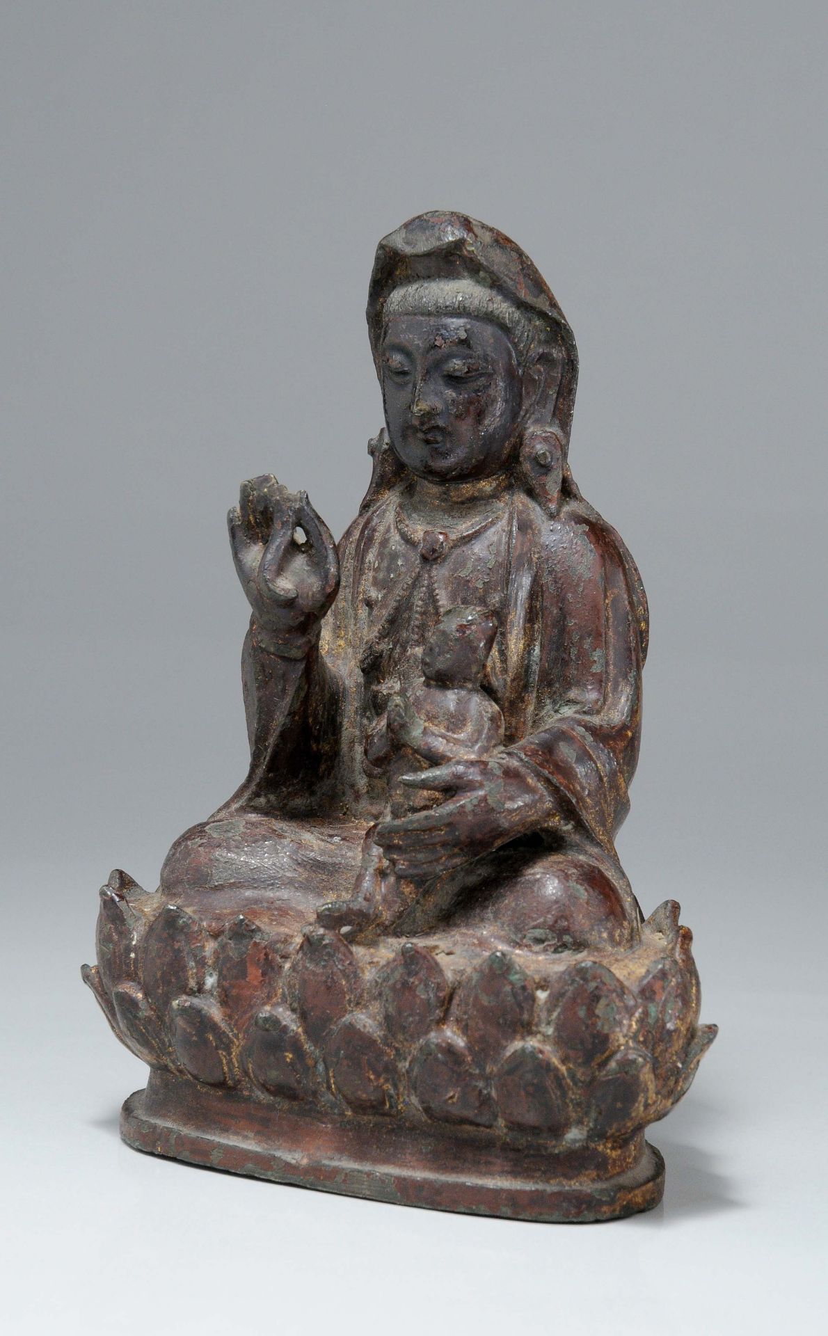 KINDERBRINGENDE GÖTTIN GUANYINBronze mit Vergoldung. China, Ming, ca. 17. Jh.Die populäre