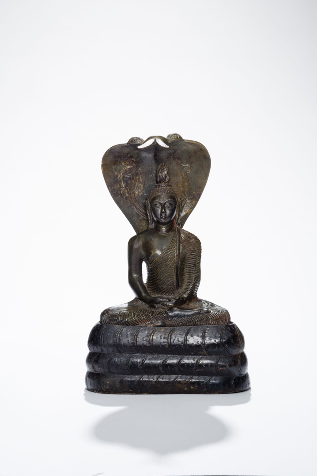 BUDDHA MUCHALINDABronze. Ceylon, Kandyan, ca. 19. Jh.Buddha sitzt in Paryankasana auf der dreifach - Bild 2 aus 7