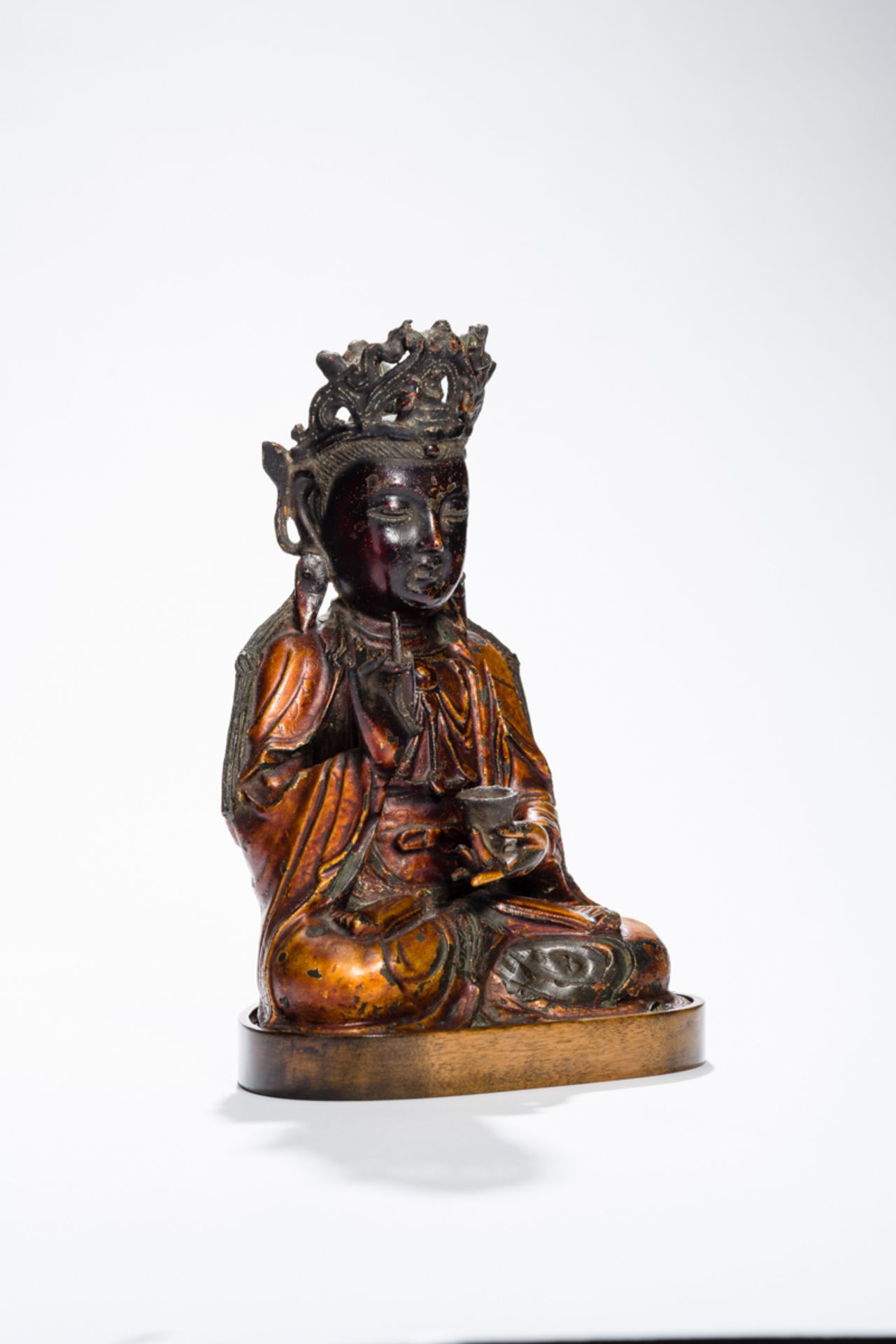 DIE GÖTTIN GUANYINBronze mit Vergoldung. China, Ming-Dynastie, ca. 17. Jh.Sie dürfte die meist - Image 3 of 5