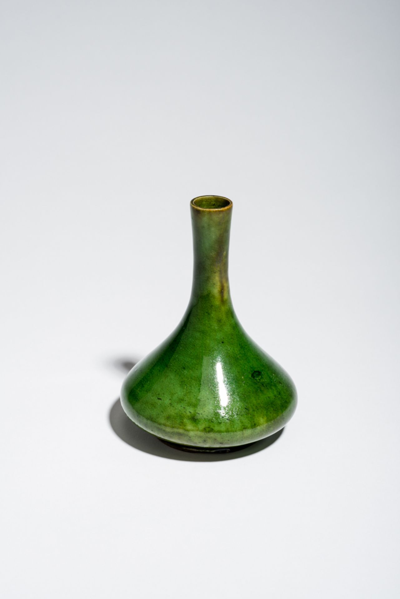 ELEGANT GEFORMTES VÄSCHENGrün glasiertes Porzellan. China, Qing, 19. Jh.Sehr schöne Glasurfarbe und - Bild 2 aus 3