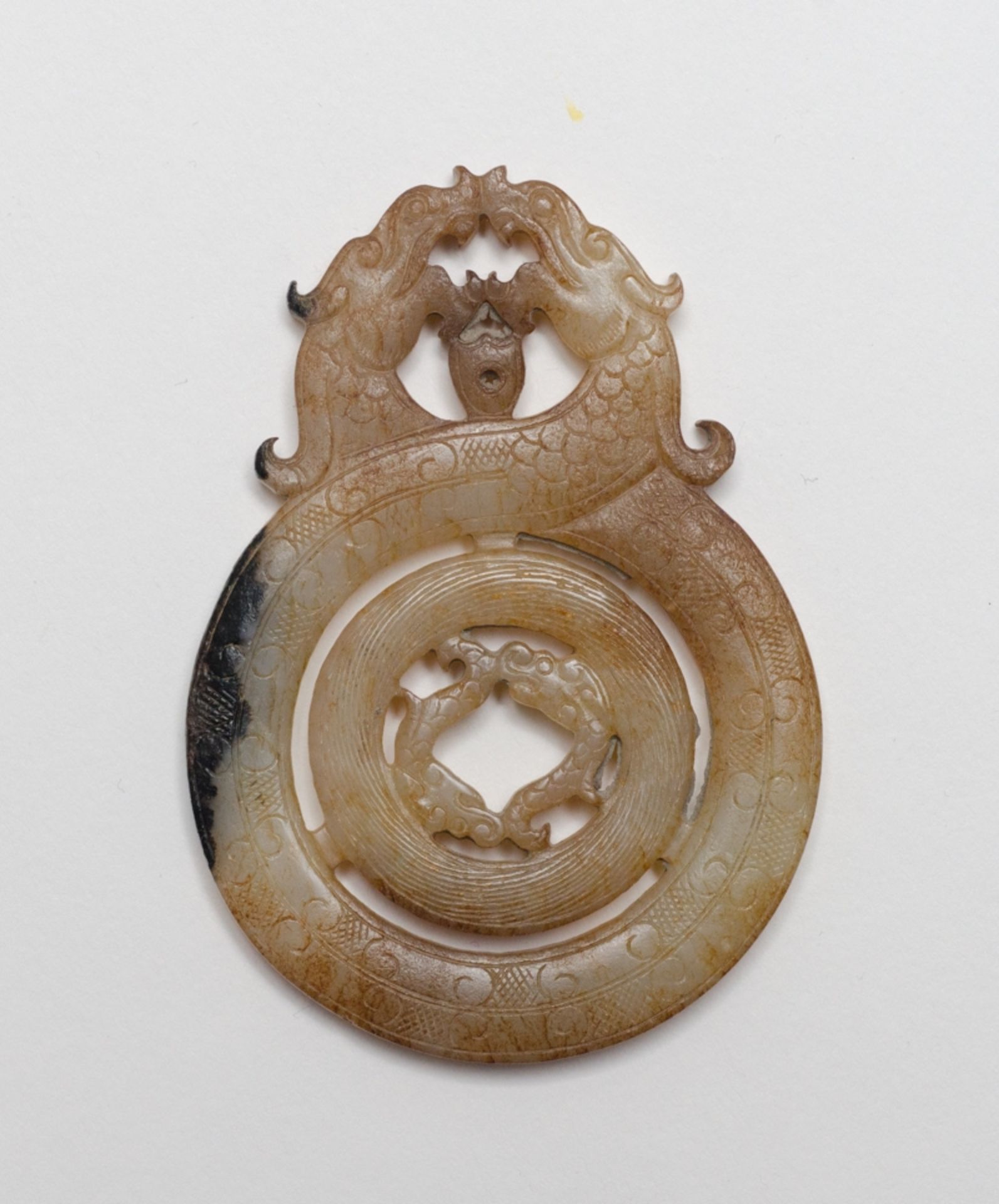 SCHMUCKANHÄNGER MIT VIER DRACHENJade. China, Qing-Dynastie (1644- 1912), ca. 19. Jh.Der innere Ring