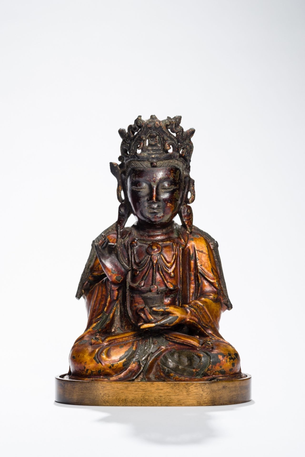 DIE GÖTTIN GUANYINBronze mit Vergoldung. China, Ming-Dynastie, ca. 17. Jh.Sie dürfte die meist