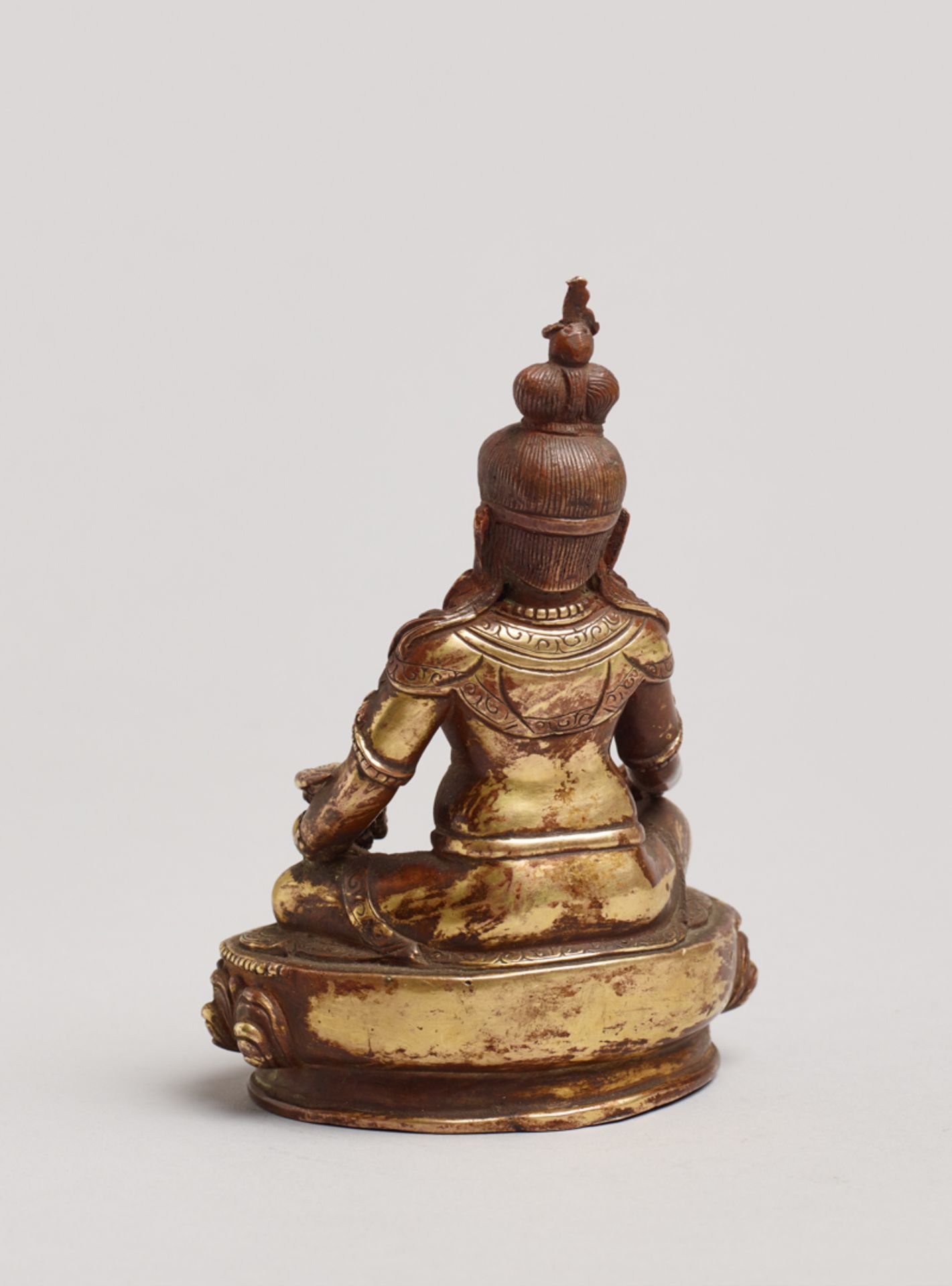 DIE GOTTHEIT DES REICHTUMS JAMBHALAFeuervergoldete Bronze. Tibet, 18. Jh.Jambhala, unter seinem - Bild 5 aus 6