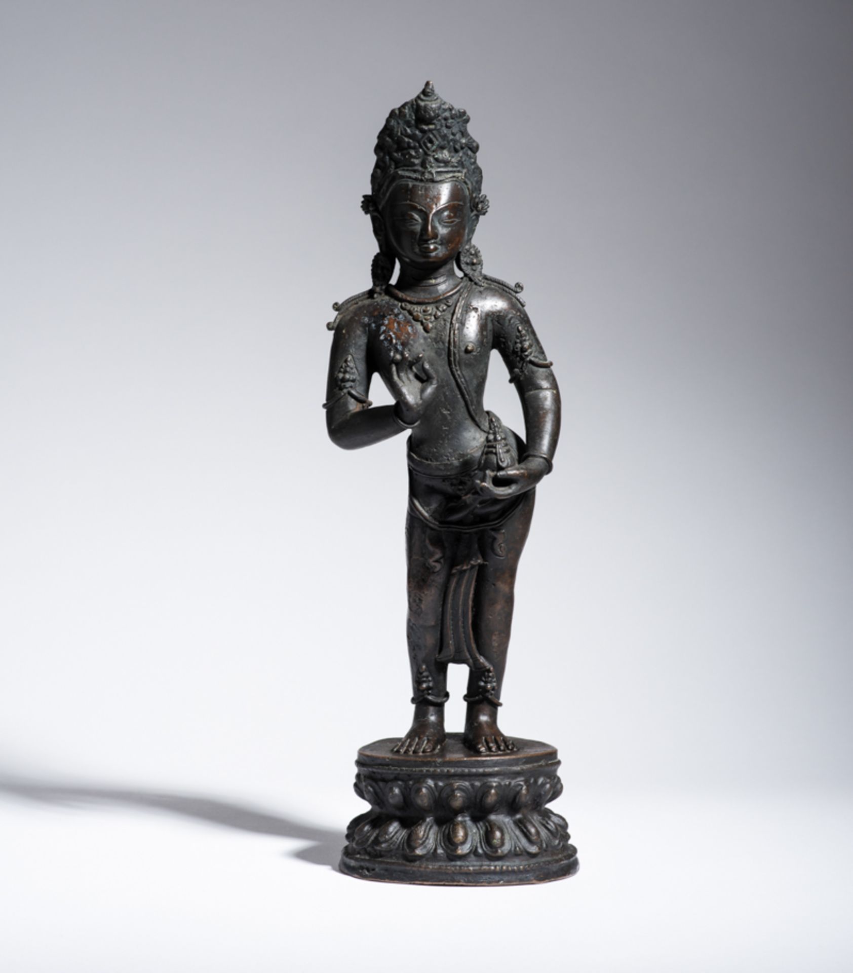 BODHISATTVA AVALOKITESHVARA MIT NEKTARVASEBronze. Nepal, 19. bis 20. Jh.Auf rundem Lotuspodest