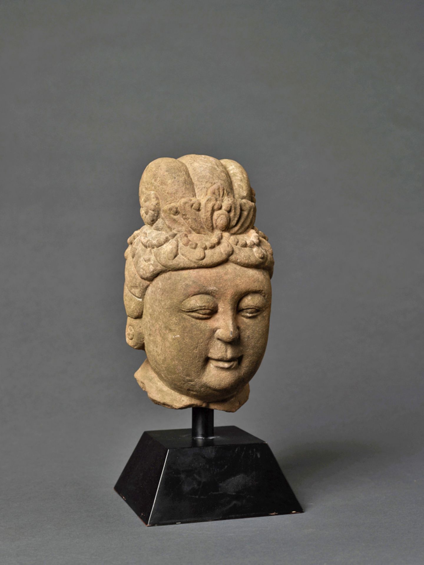 KOPF EINES BODHISATTVASandstein. China, vermutlich Ming-Dynastie (1368 – 1644)Möglicherweise der - Image 2 of 4