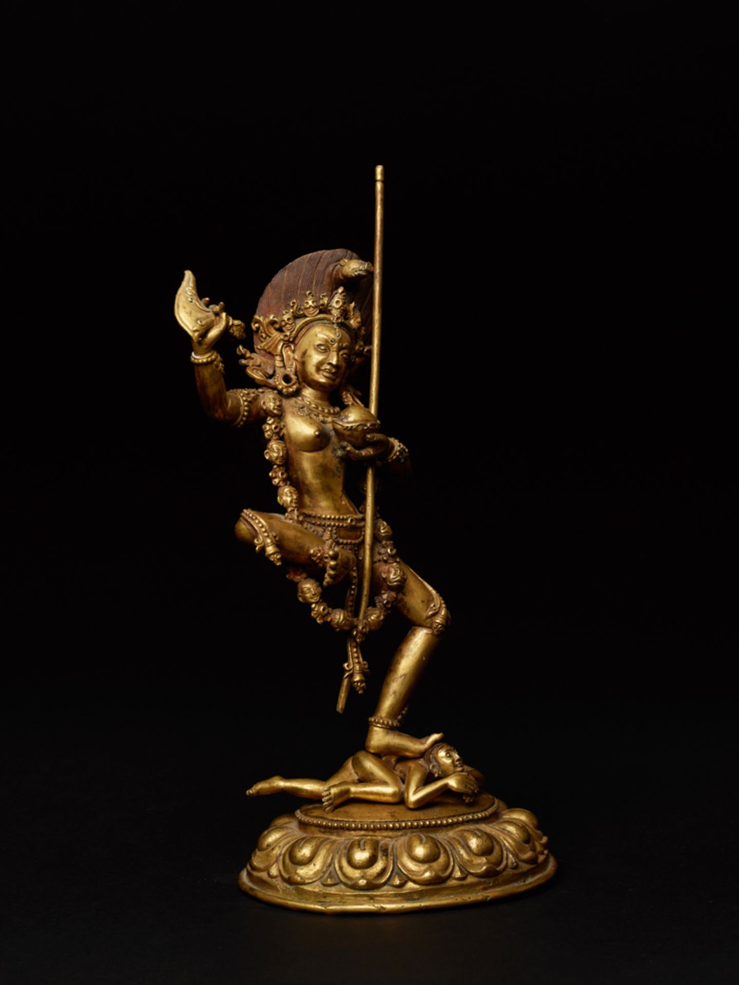 DIE DAKINI VAJRAVARAHIFeuervergoldete Bronze. Tibet, vermutlich 18. / 19. Jh.Sehr gut gearbeitete - Bild 4 aus 8