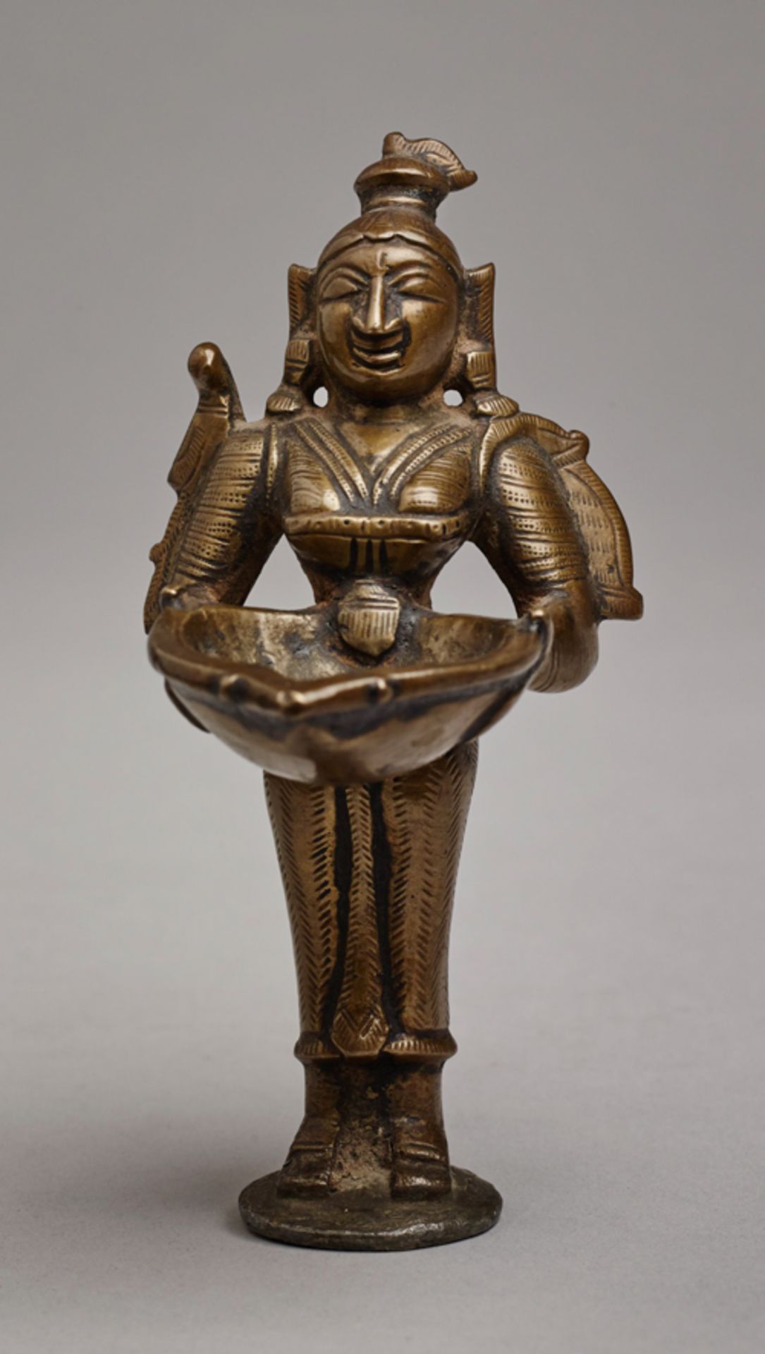 KLEINE ÖLLAMPE IN FORM LAKSHMI
INDIEN, 19. Jh. Messingbronze in schöner Gußqualität. Provenienz: - Image 2 of 3