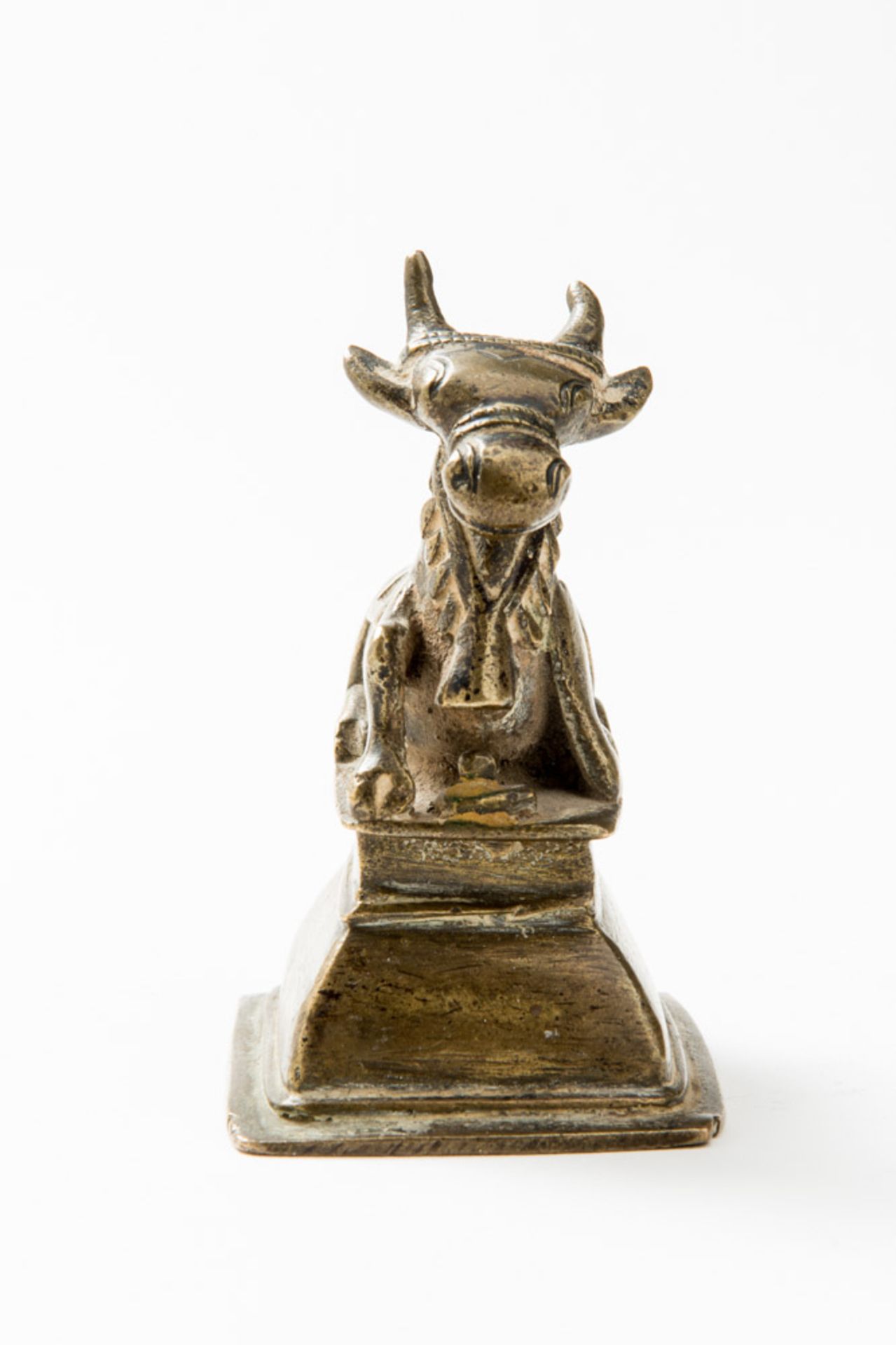 STIER (NANDI)
Bronze. Indien, 19. bis 20. Jh.Auf einem rechteckigen hohen Podest die Darstellung - Image 2 of 3