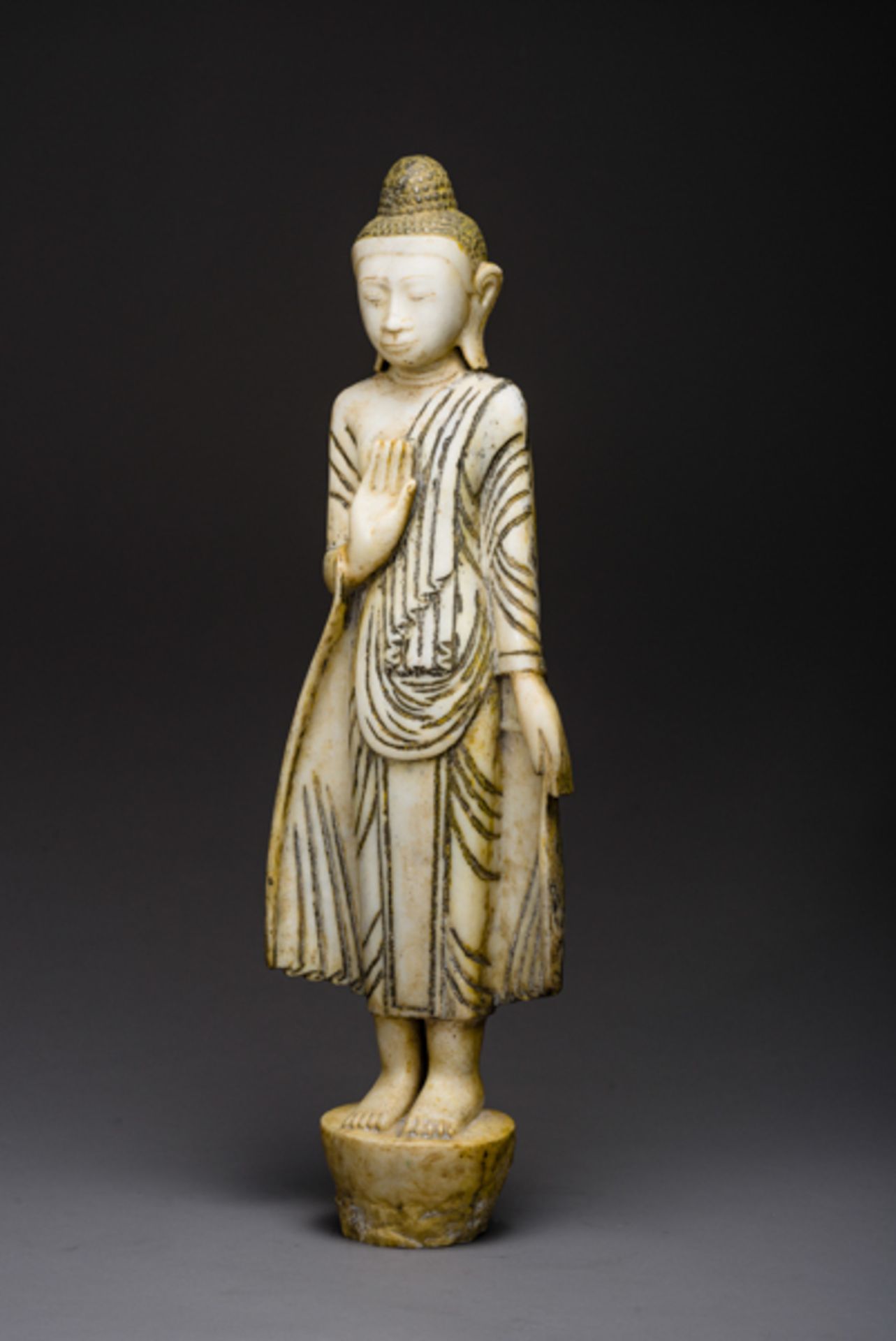 STEHENDER BUDDHA MIT SCHUTZGEWÄHRUNG
Alabaster. Burma/ Myanmar, Mandalay-Stil, ca. um 1900 bis 1. H. - Bild 2 aus 6