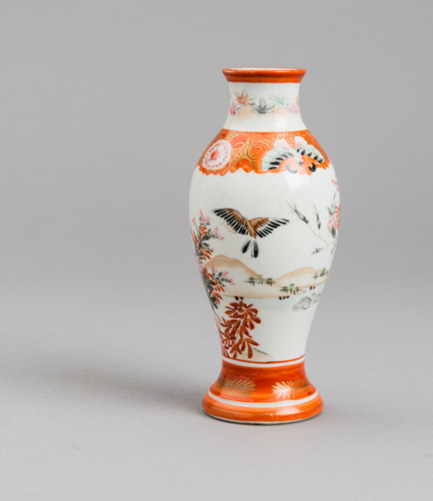 KUTANI: KLEINE VASE MIT BLÜTEN UND VÖGEL
Farben und Gold auf Porzellan. Japan, Meiji (1868 - 1912) - Image 2 of 5