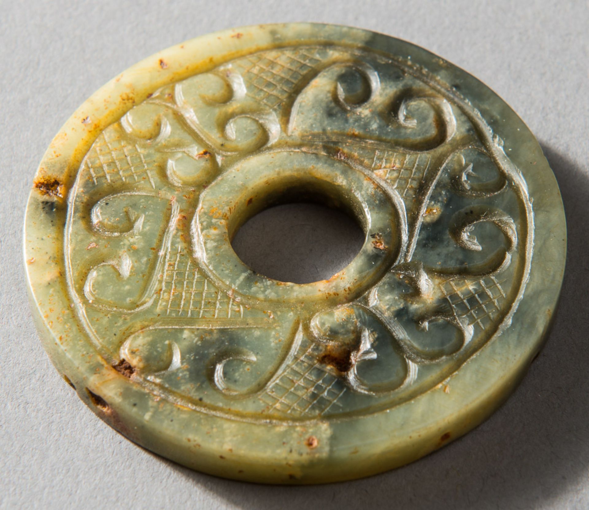 KLEINE BI-SCHEIBE
Jade (Nephrit). China, QingArchaistische Bi als Handschmeichler. Gelbgrüner - Image 3 of 3