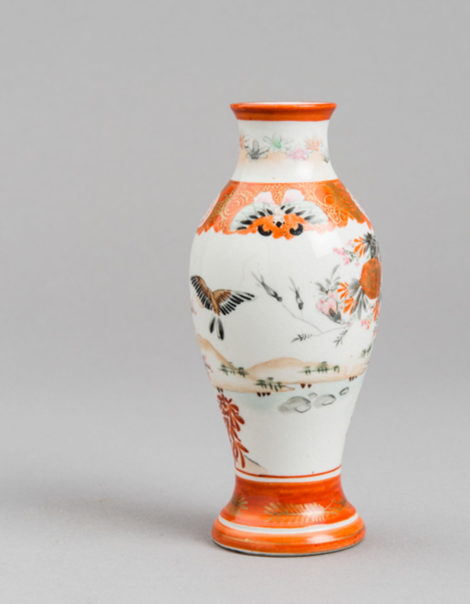 KUTANI: KLEINE VASE MIT BLÜTEN UND VÖGEL
Farben und Gold auf Porzellan. Japan, Meiji (1868 - 1912) - Image 4 of 5