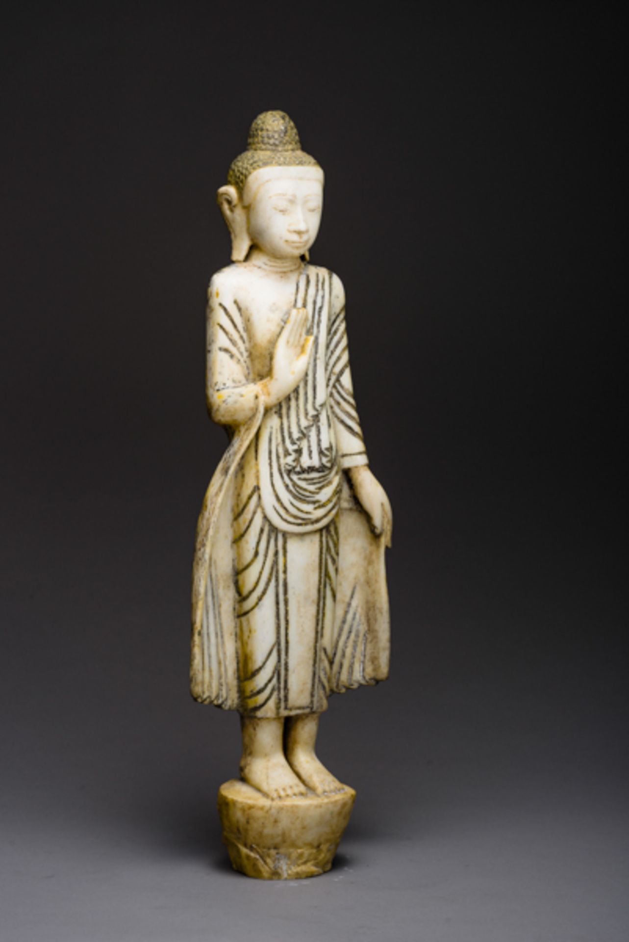 STEHENDER BUDDHA MIT SCHUTZGEWÄHRUNG
Alabaster. Burma/ Myanmar, Mandalay-Stil, ca. um 1900 bis 1. H. - Bild 3 aus 6